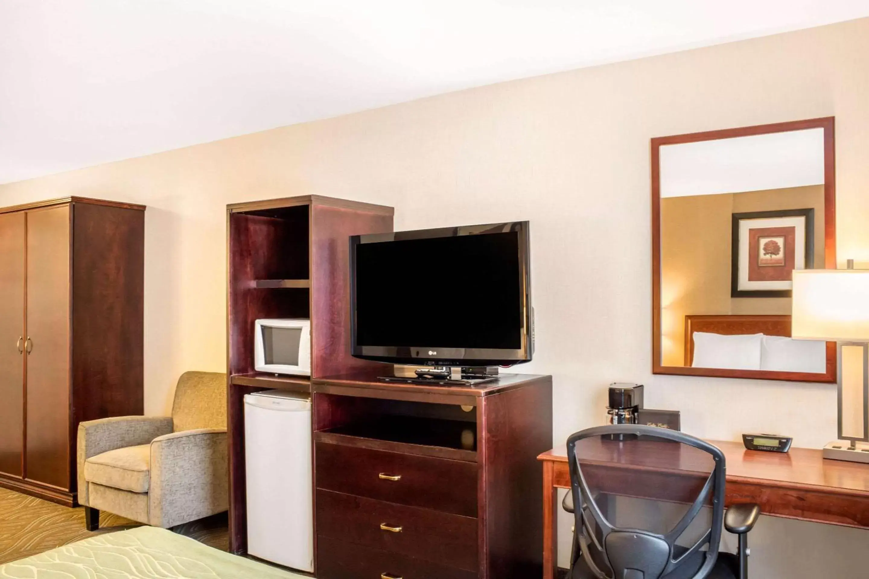 Photo of the whole room, TV/Entertainment Center in Comfort Inn Halifax