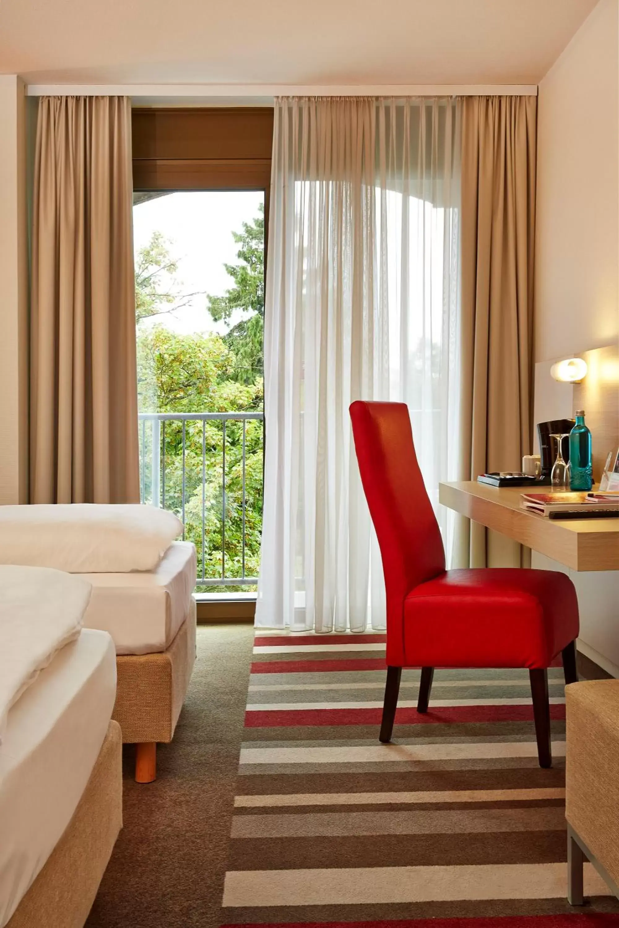 Seating area, Bed in H+ Hotel Bad Soden Seating area, Bed in H+ Hotel Bad Soden