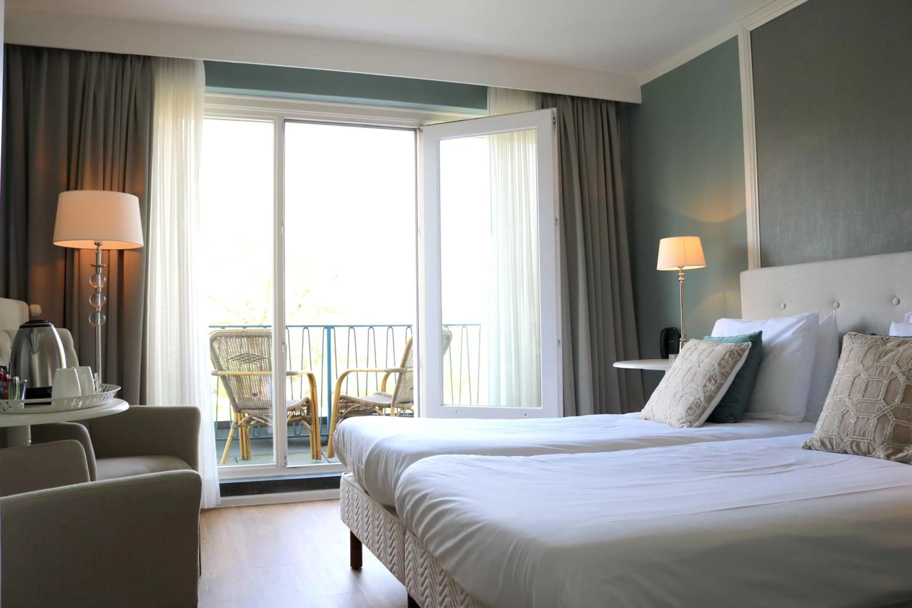 Balcony/Terrace, Bed in Hotel Brull