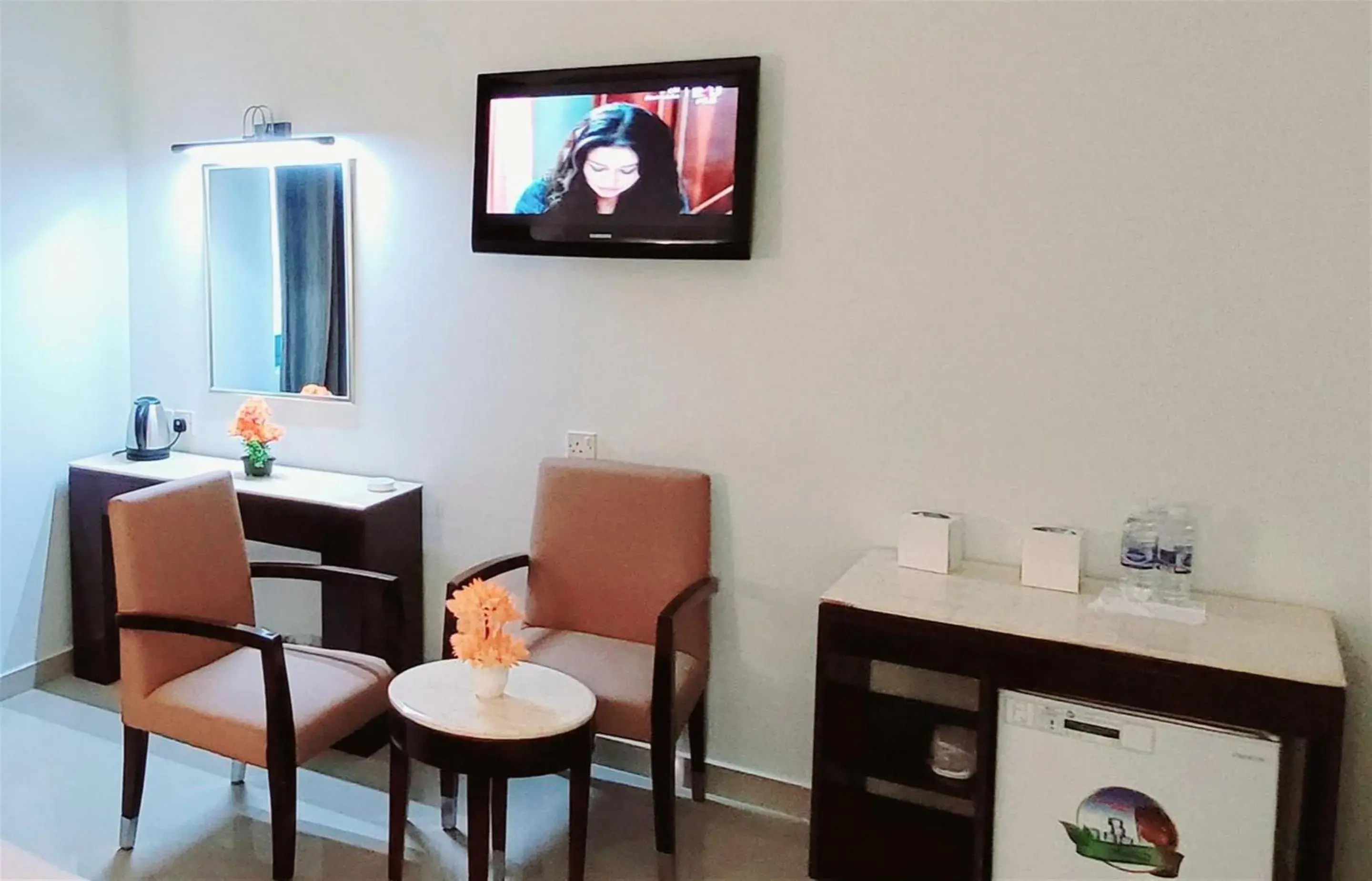 Seating area, TV/Entertainment Center in Signature Inn Hotel - Free Parking