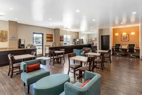 Communal lounge/ TV room, Restaurant/Places to Eat in MainStay Suites Denver International Airport