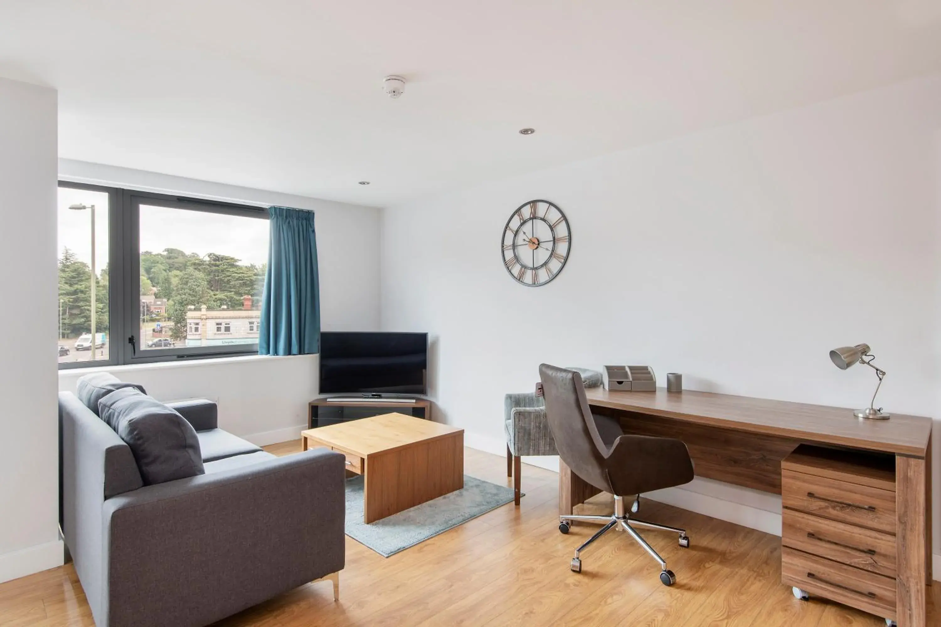 TV and multimedia in HQ Aparthotel Farnborough TV and multimedia in HQ Aparthotel Farnborough