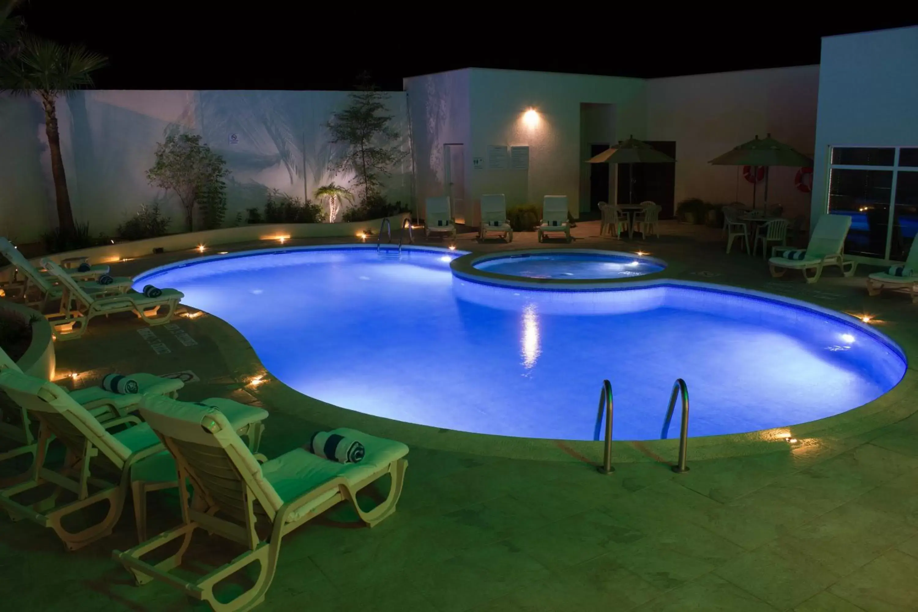 Swimming Pool in Holiday Inn Hotel & Suites Hermosillo Aeropuerto, an IHG Hotel