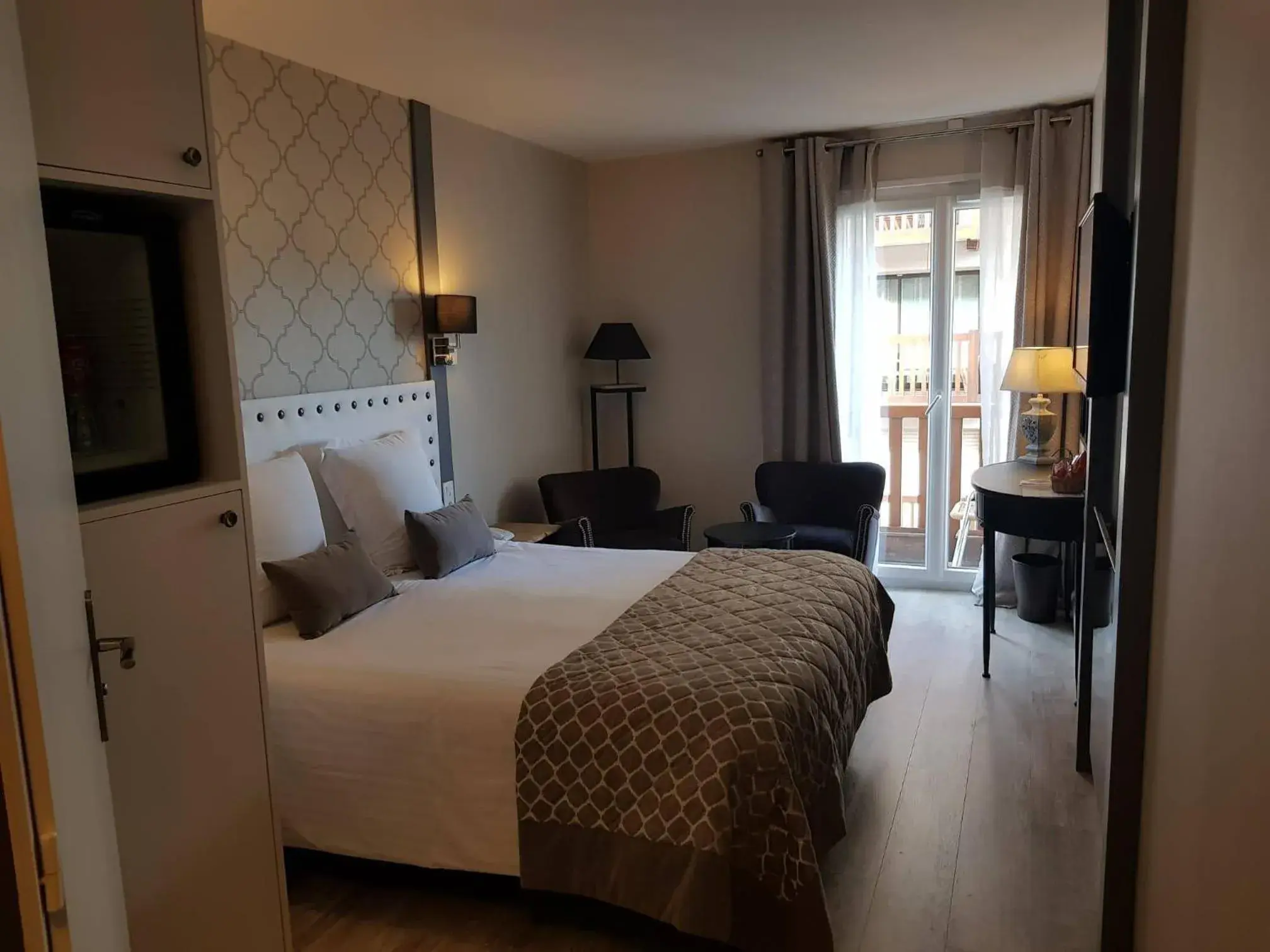 Photo of the whole room, Bed in Le Trophée By M Hôtel Spa