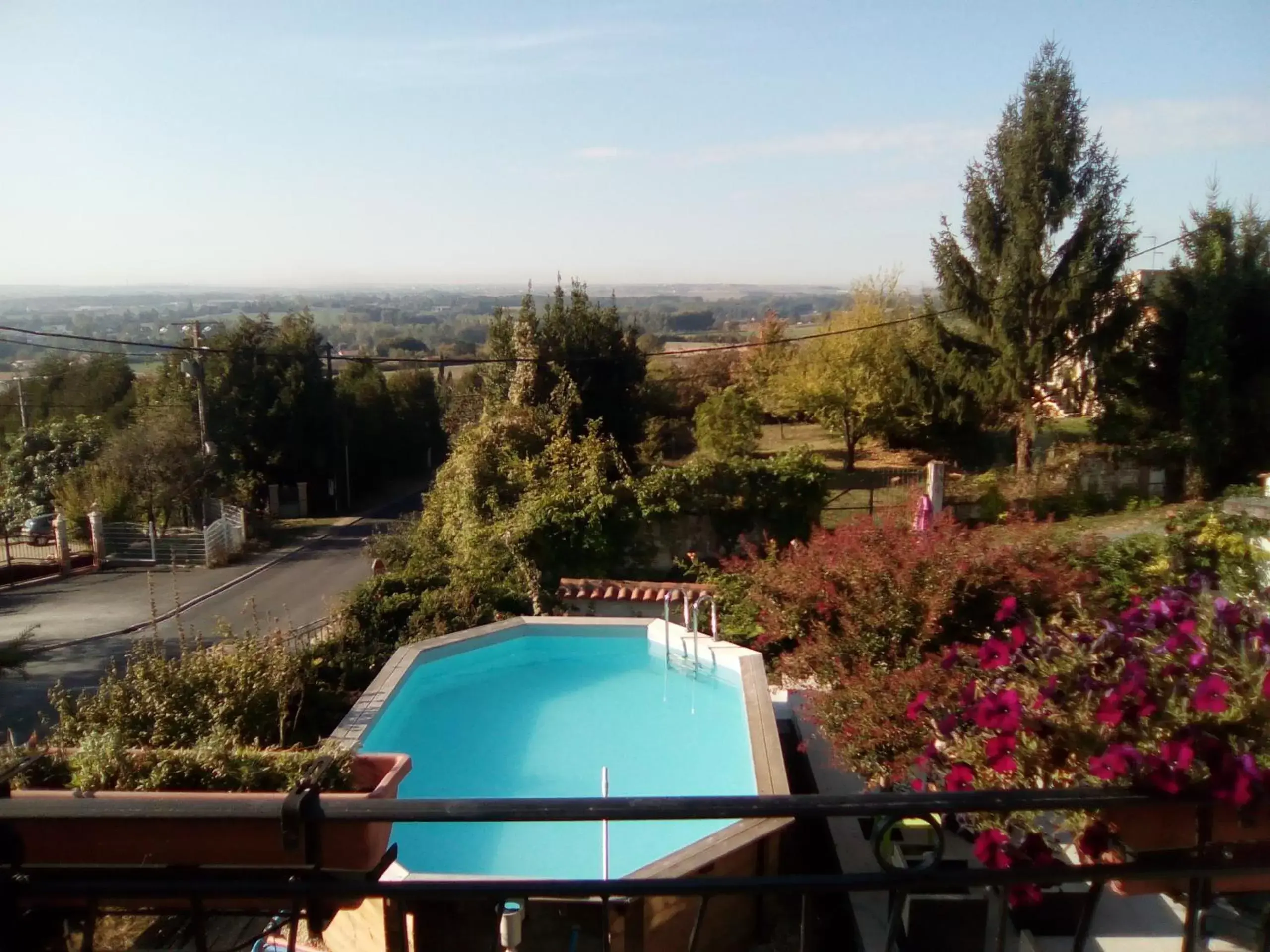 Pool View in Manoir Le Cristal - Futuroscope a petit prix , grandes chambres familiales 5-6 personnes ,