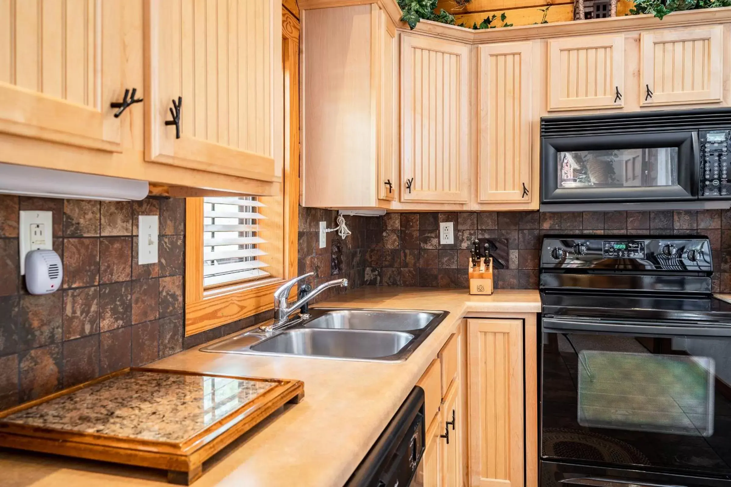 Kitchen or kitchenette, Kitchen/Kitchenette in Cabins at Grand Mountain