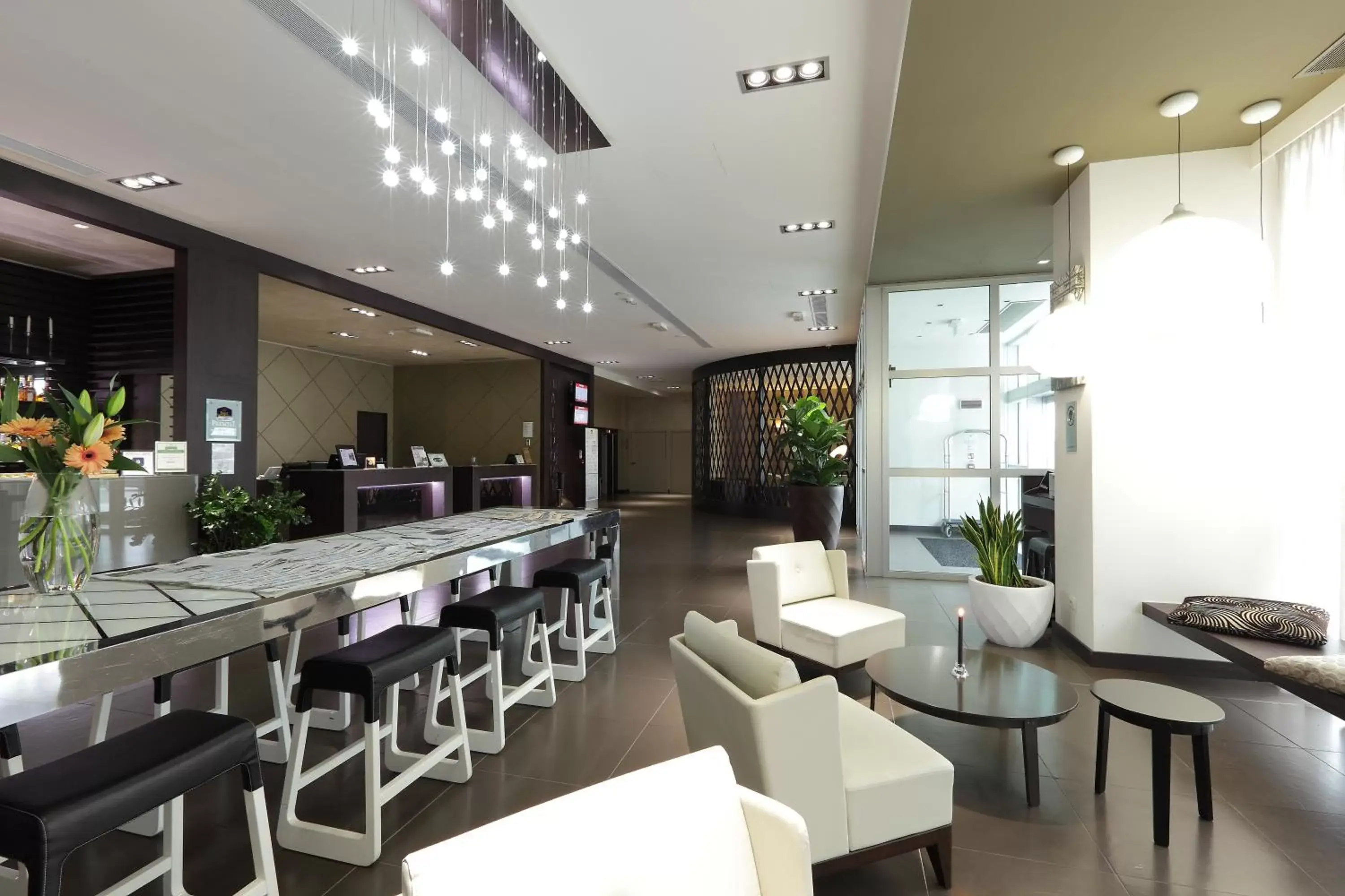 Lobby or reception, Lounge/Bar in Best Western Premier CHC Airport