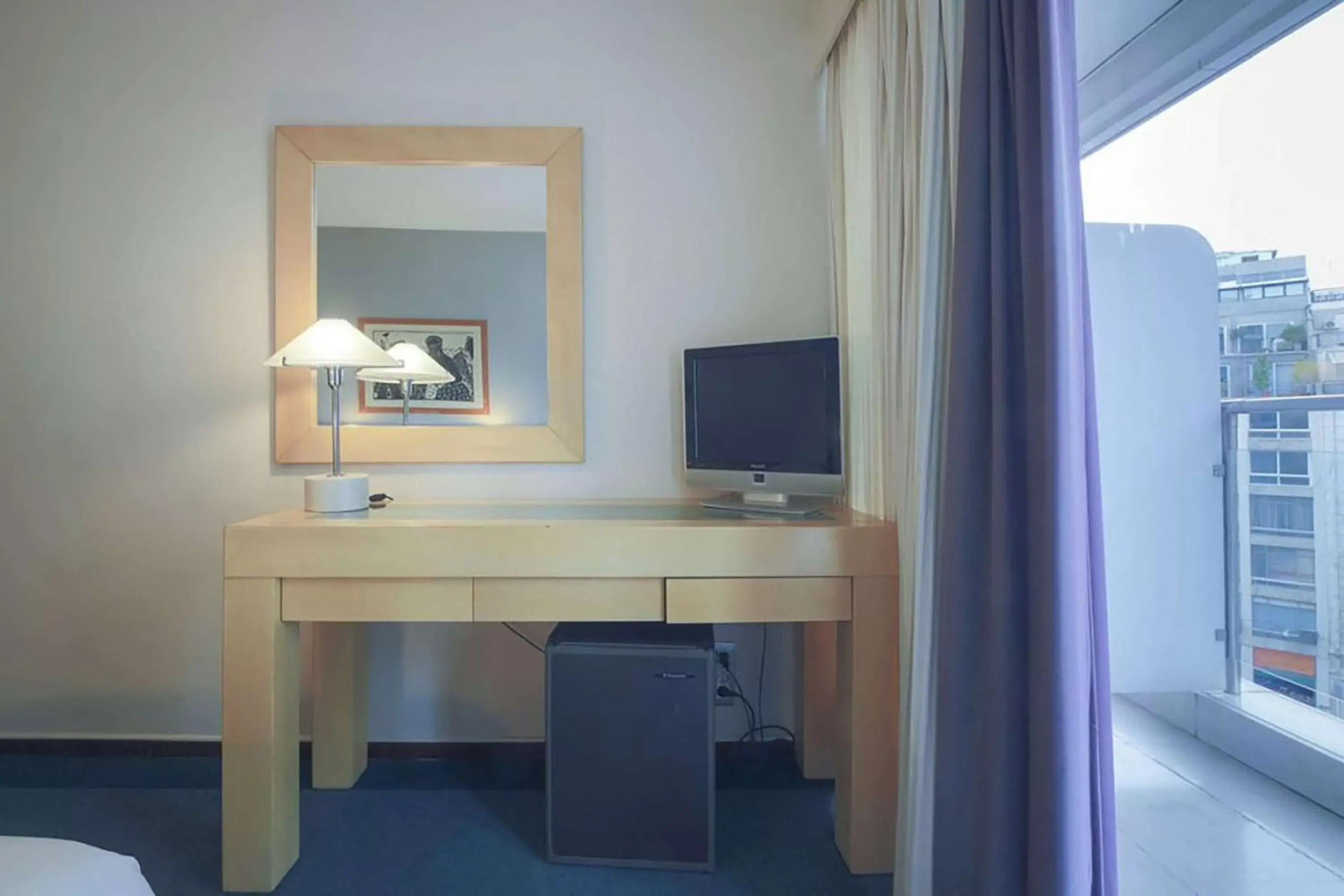 Bedroom, TV/Entertainment Center in Dorian Inn - Sure Hotel Collection by Best Western