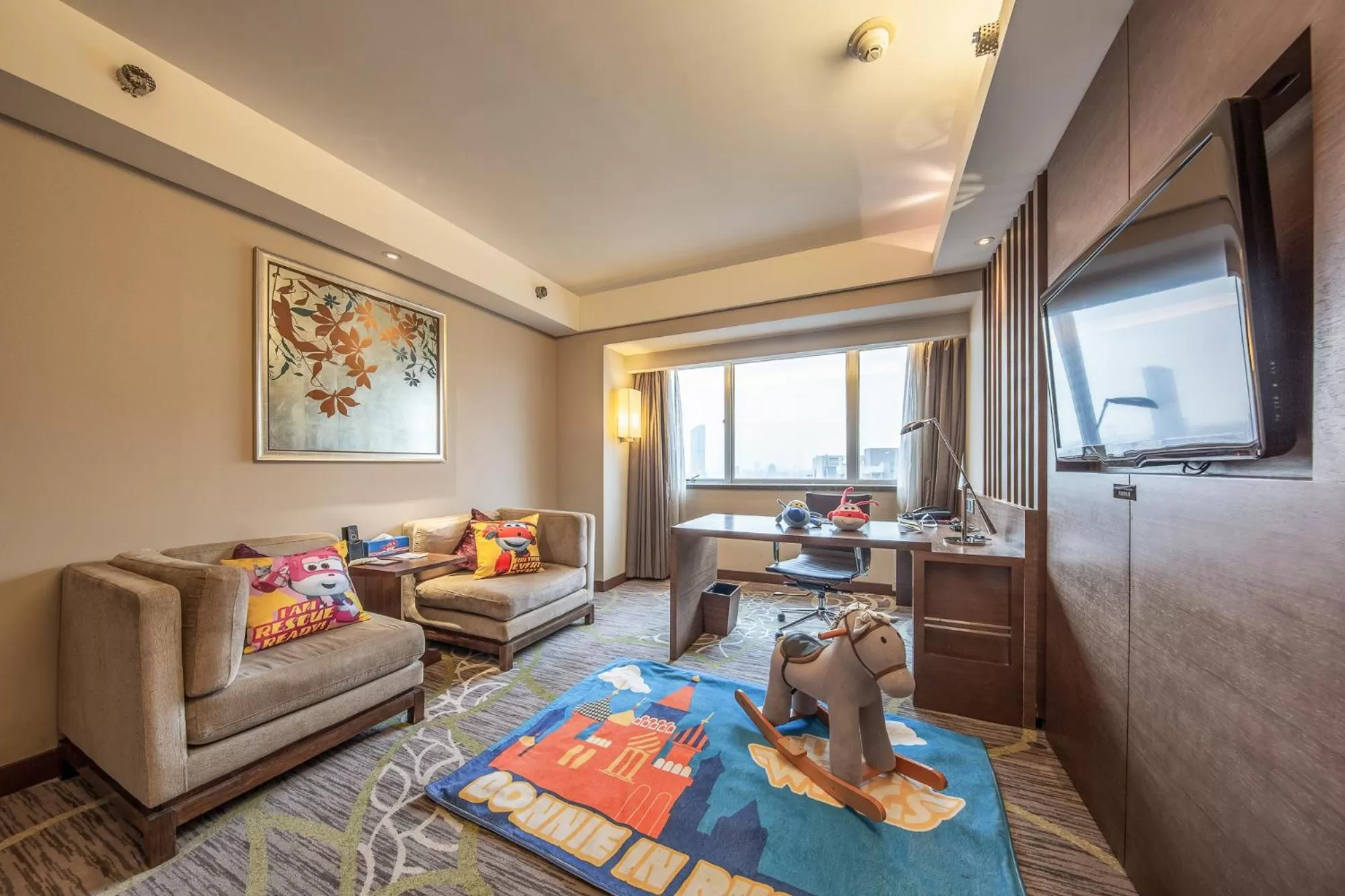 Seating area in Crowne Plaza Guangzhou City Centre by IHG