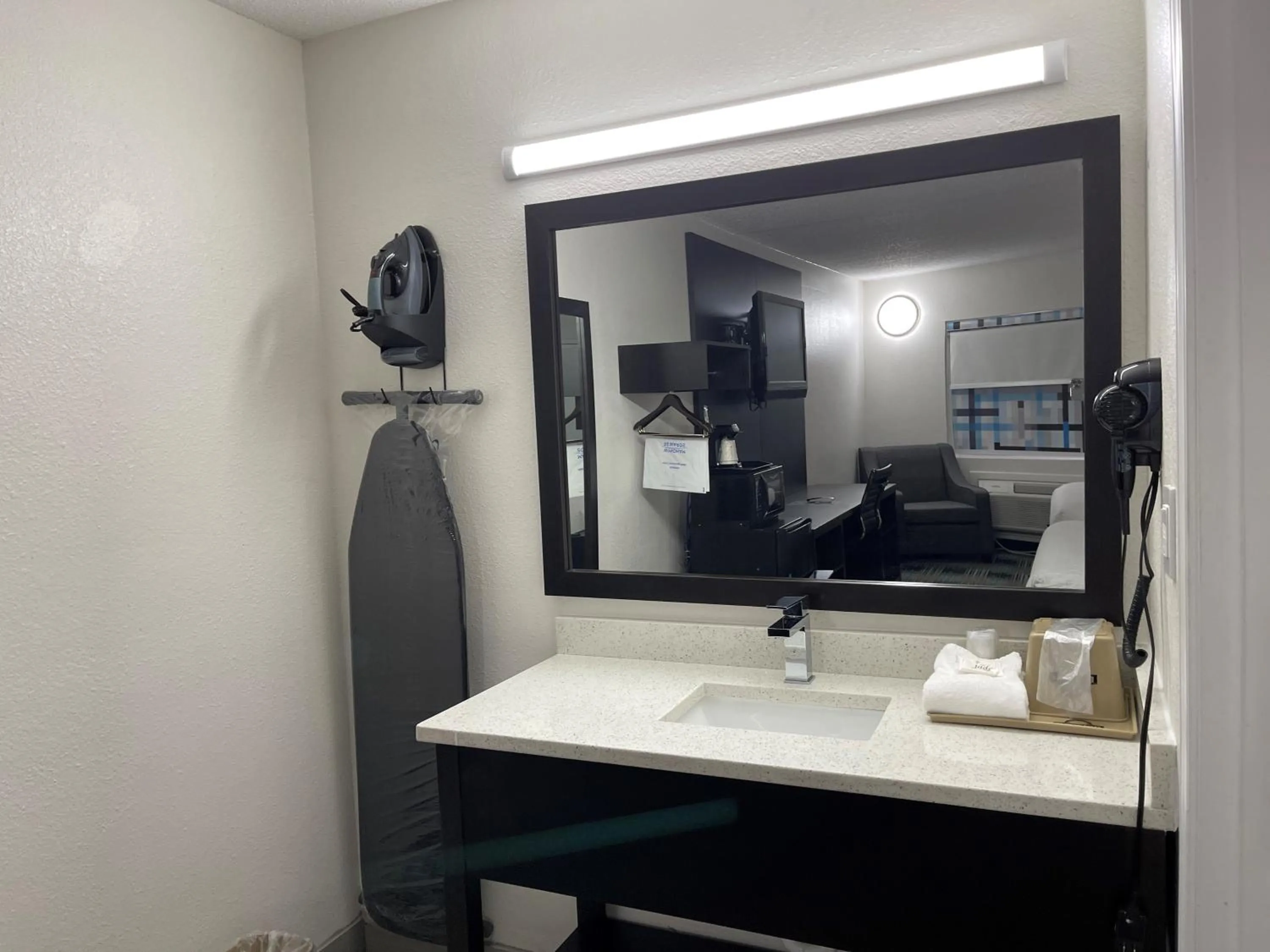 Bedroom in Days Inn by Wyndham Calhoun GA I-75 and US-41