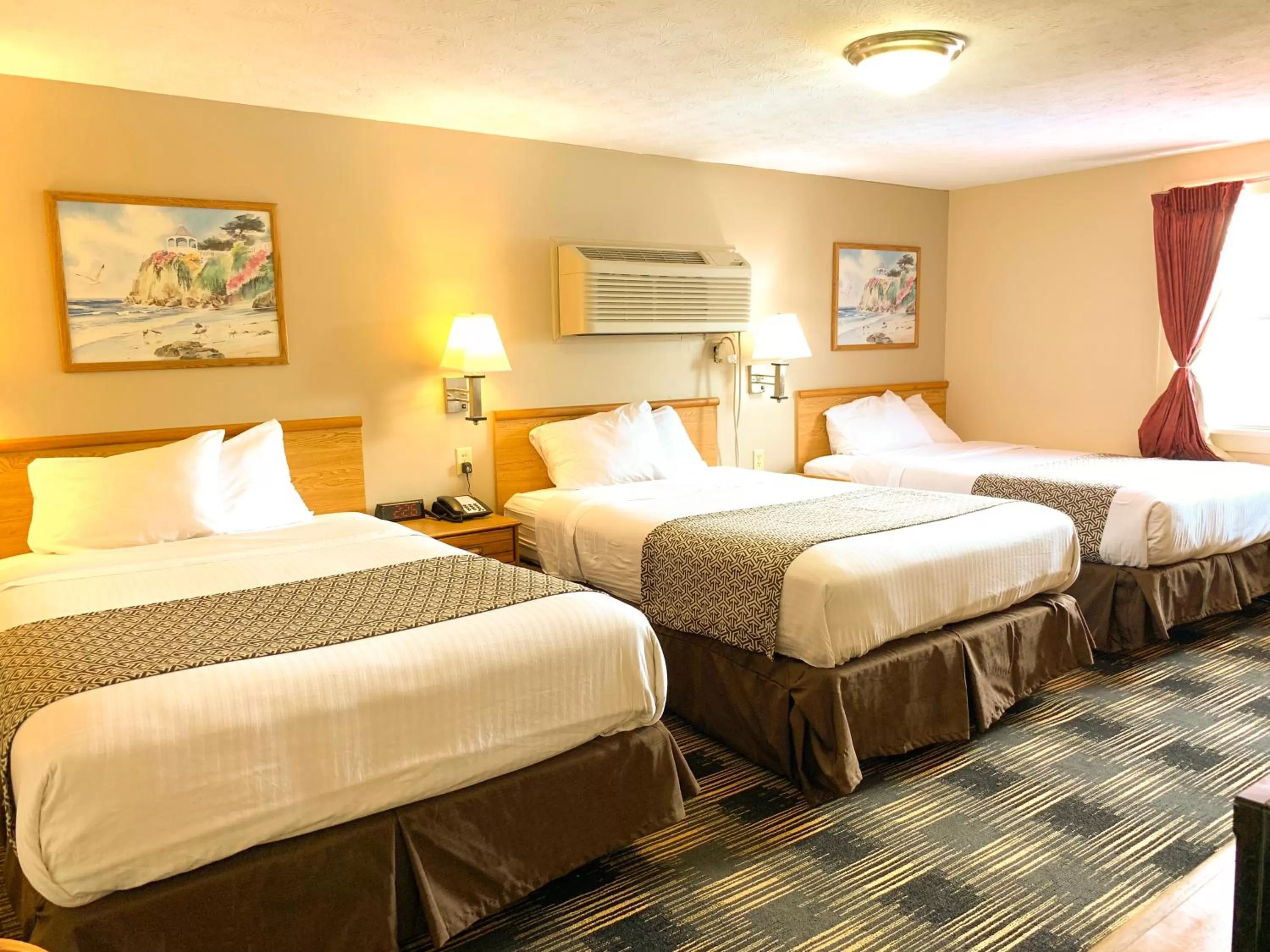 Photo of the whole room, Bed in Sandusky Inn