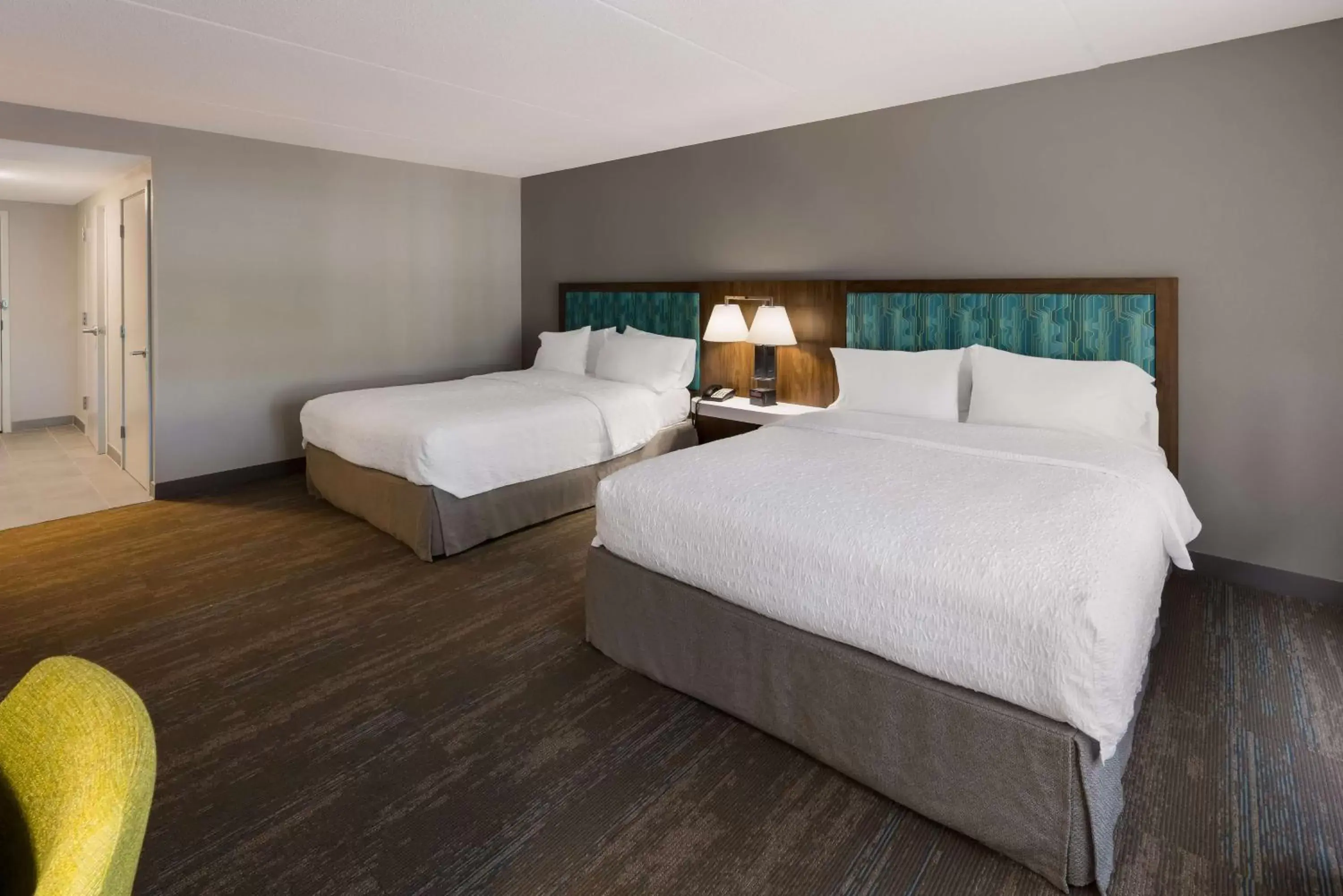 Bed in Hampton Inn and Suites Fredericksburg