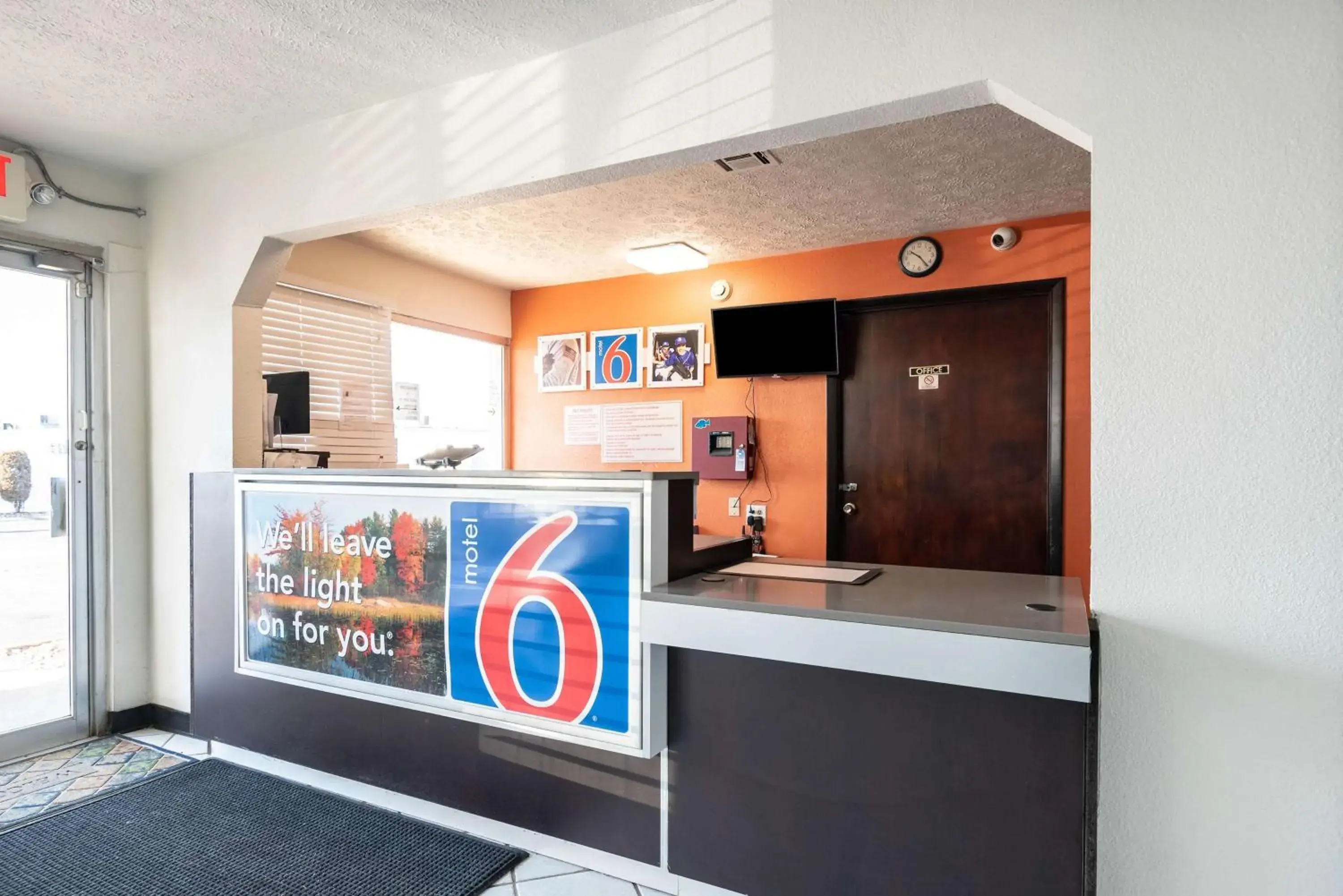Communal lounge/ TV room, Lobby/Reception in Motel 6-Columbus, OH