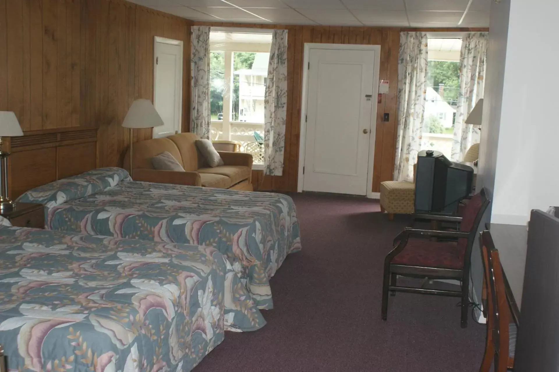 Day, Bed in Northern Peaks Motor Inn