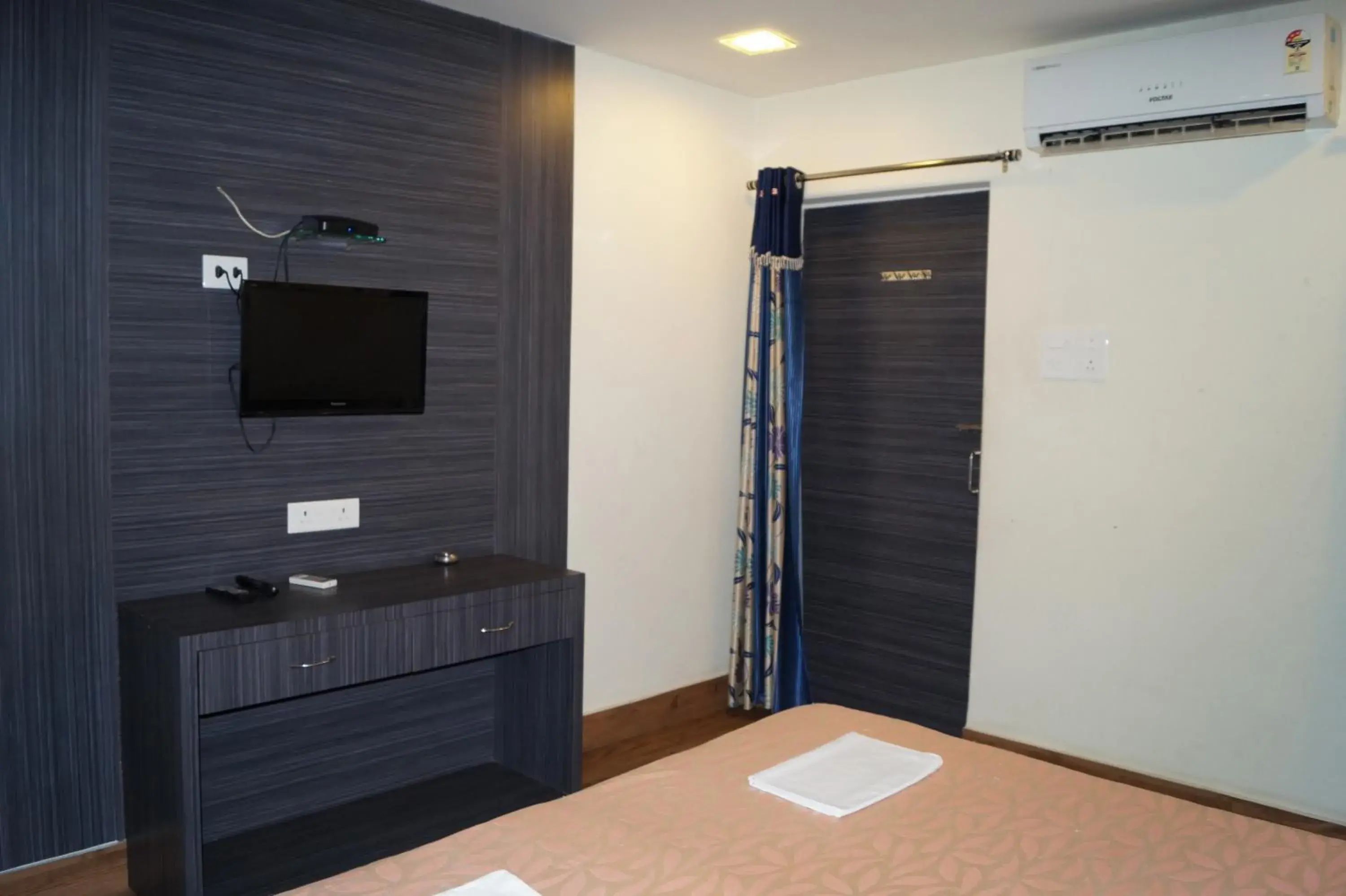 TV and multimedia, TV/Entertainment Center in Hotel Alka