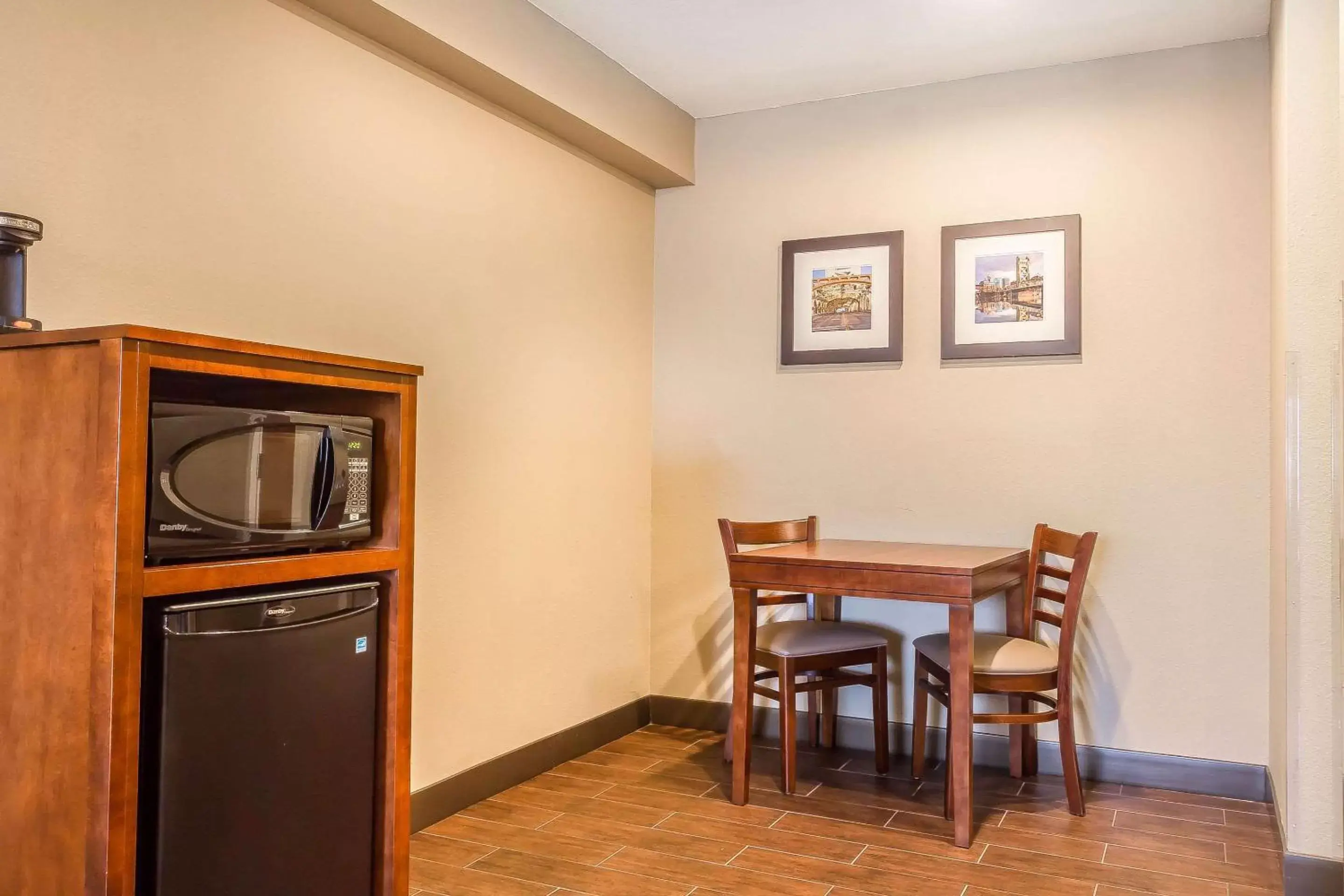 Photo of the whole room, Dining Area in Comfort Inn & Suites Rocklin