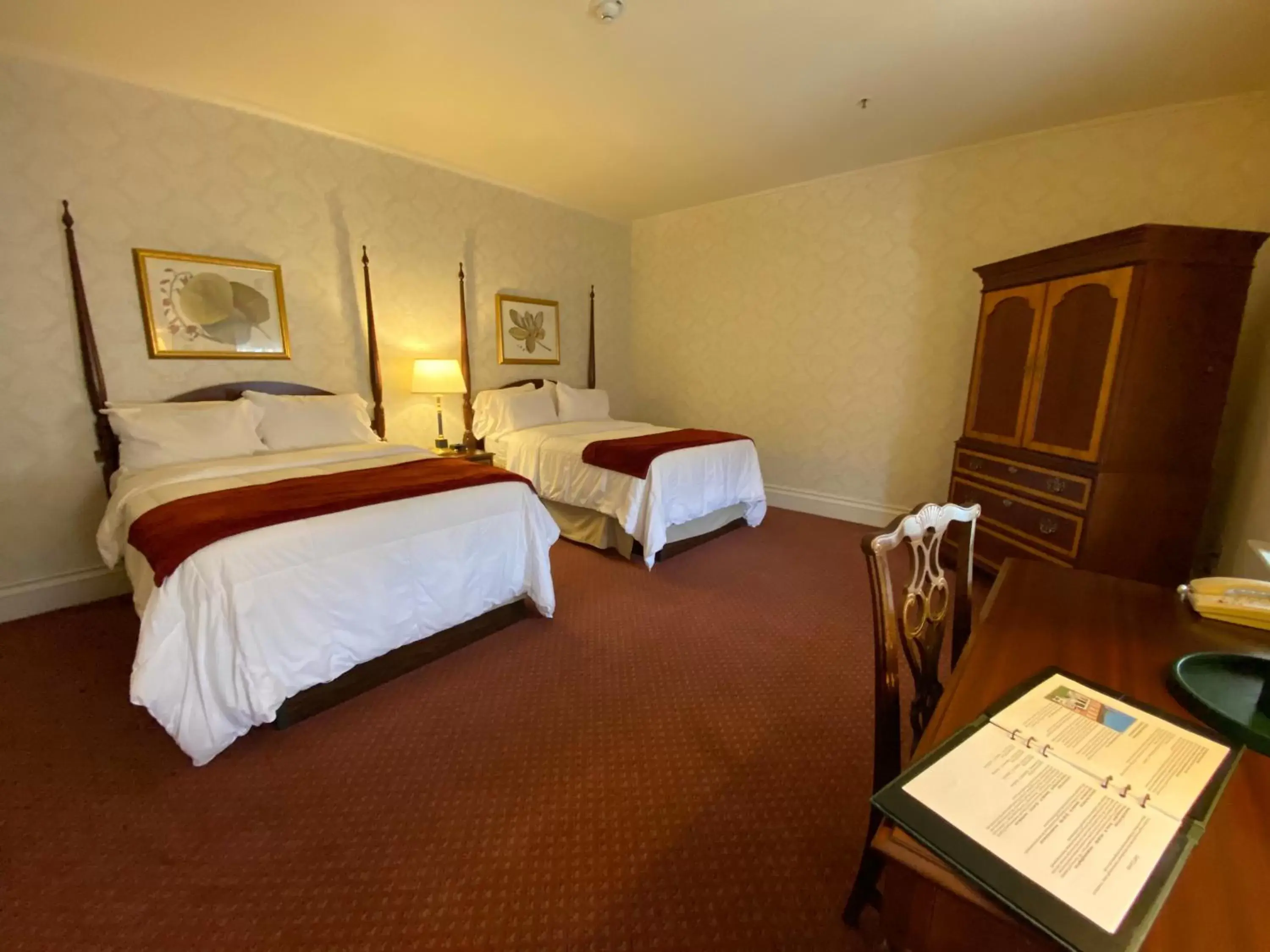 Guests, Bed in General Morgan Inn