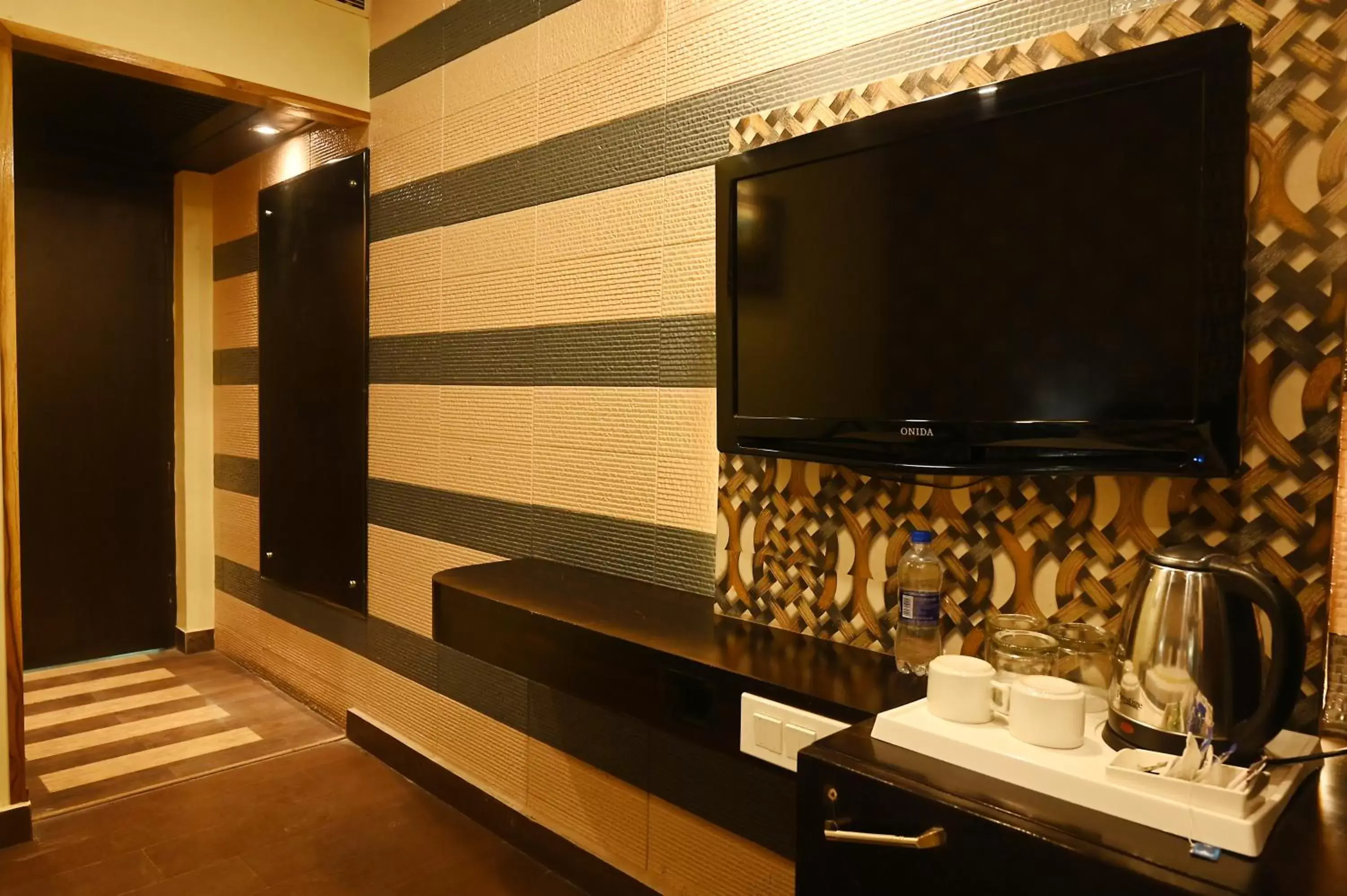 Coffee/tea facilities, TV/Entertainment Center in Hotel Heritage Inn at Assi Ghat