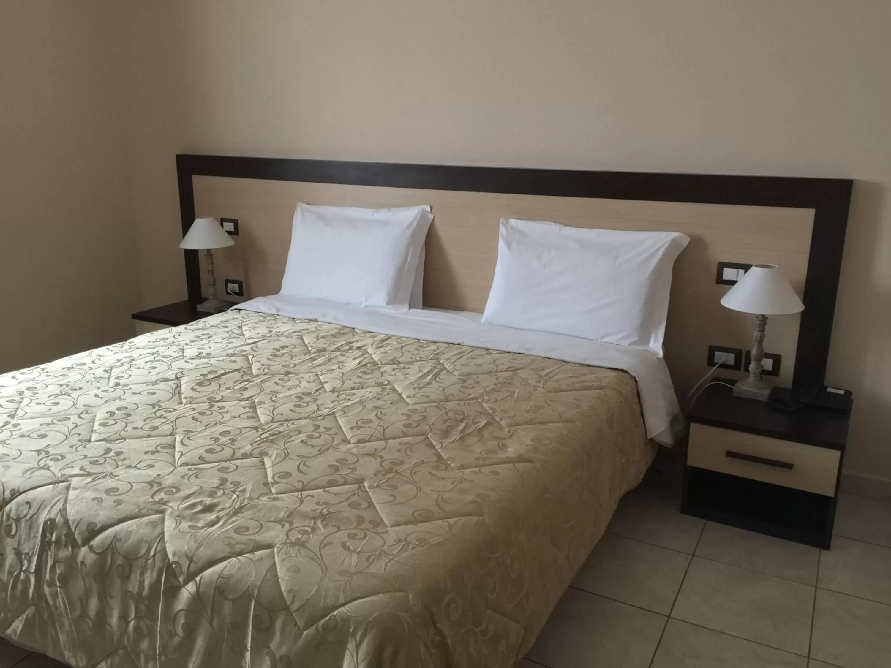 Bed in Hotel De La Ville Relais
