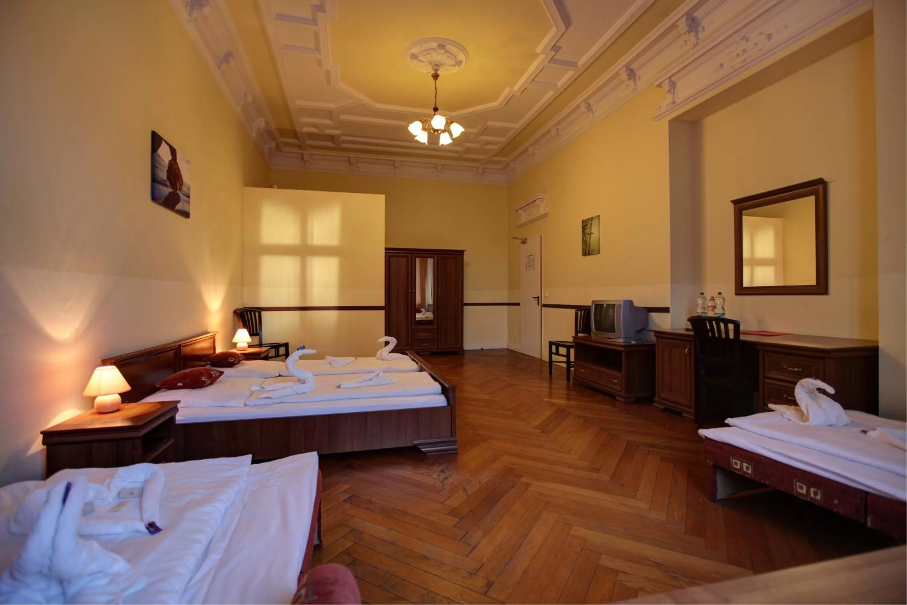 Photo of the whole room, Bed in Hotel Pension Bernstein am Kurfürstendamm