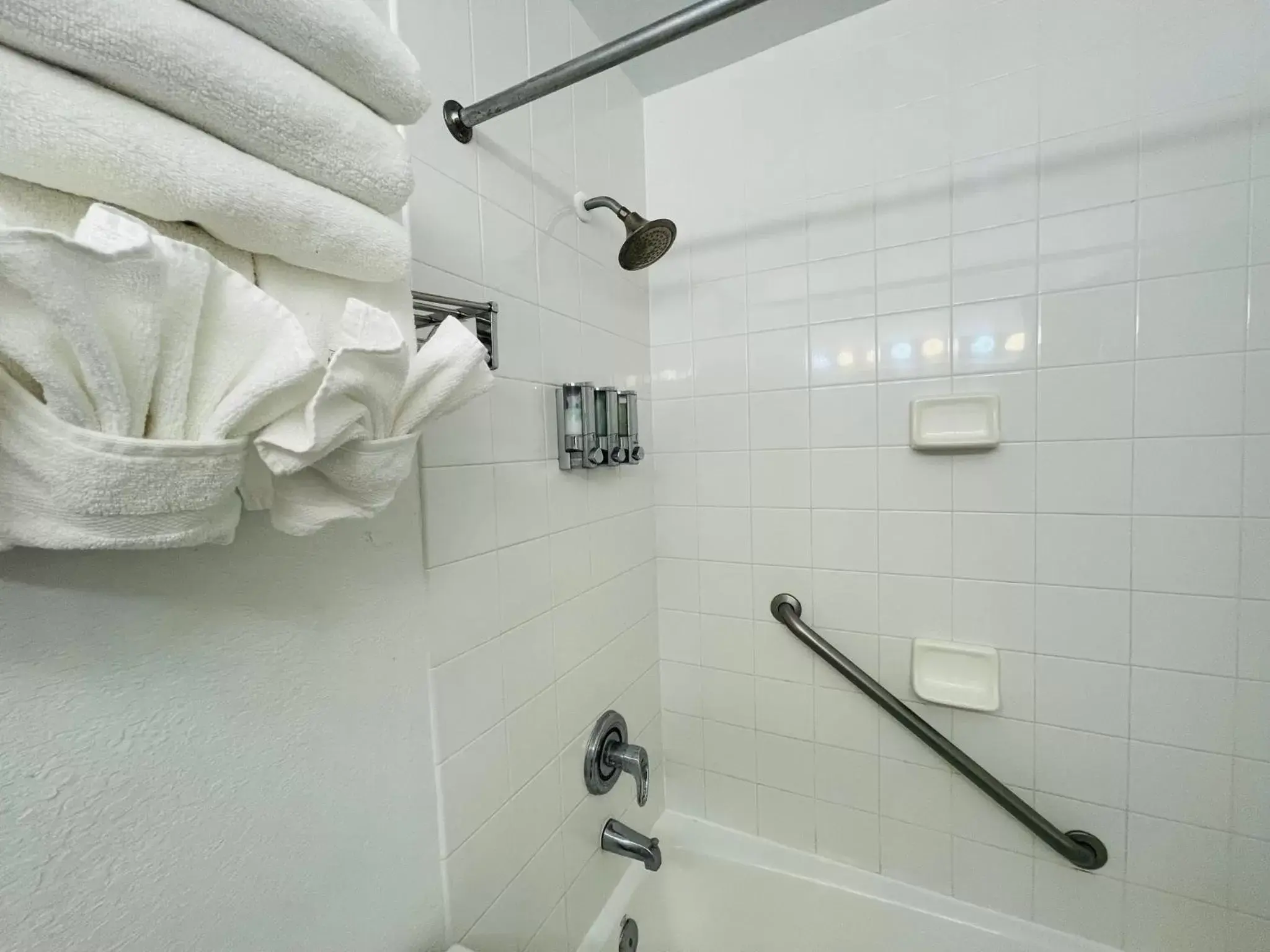 Shower, Bathroom in DOLPHINS, BEACH step away, WIFI, FREE PARKING,POOLS, JACUZZI