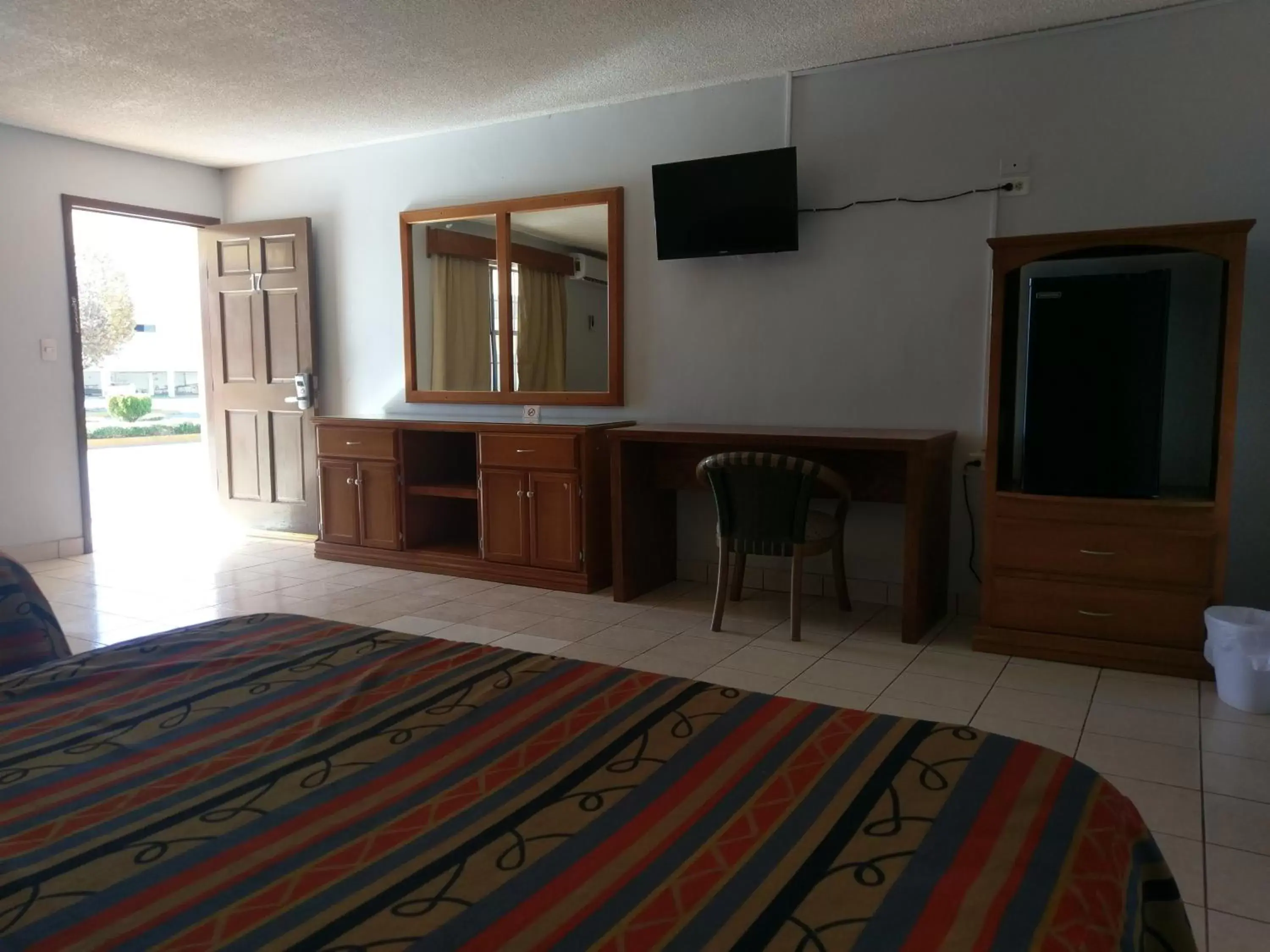 Bedroom, TV/Entertainment Center in Hotel del Camino