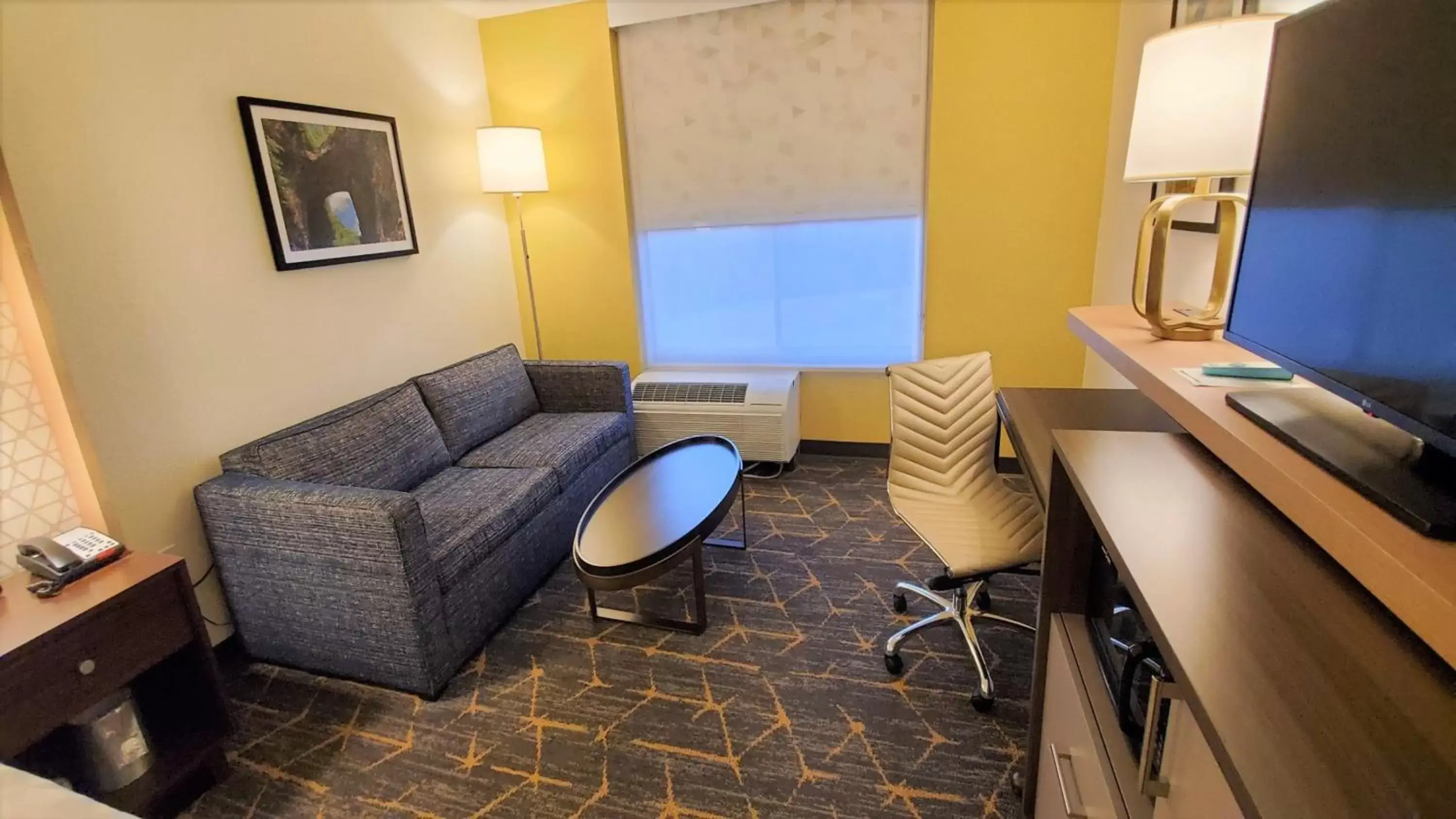 Bedroom, Seating Area in Holiday Inn Staunton Conference Center, an IHG Hotel
