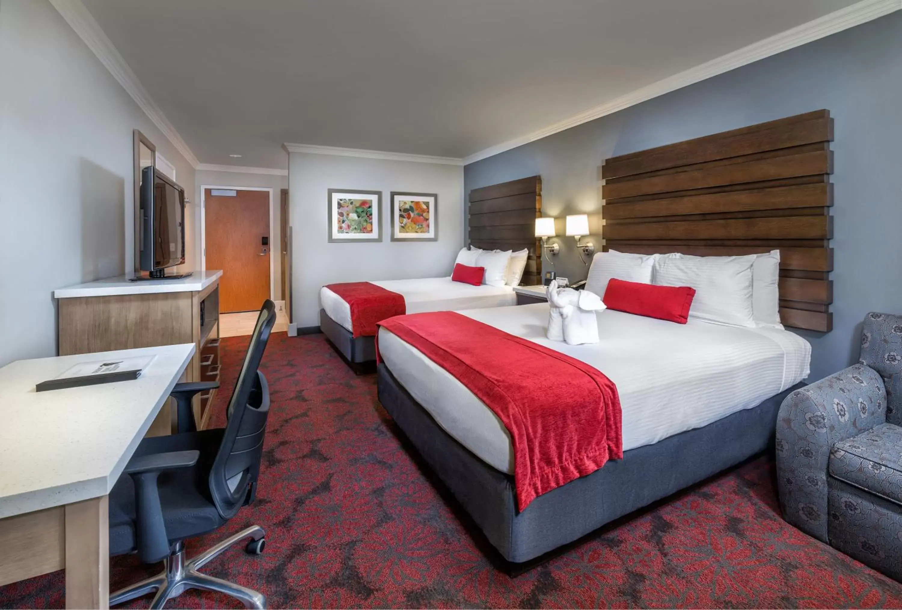 Bed in Desert Palms Hotel & Suites Anaheim Resort