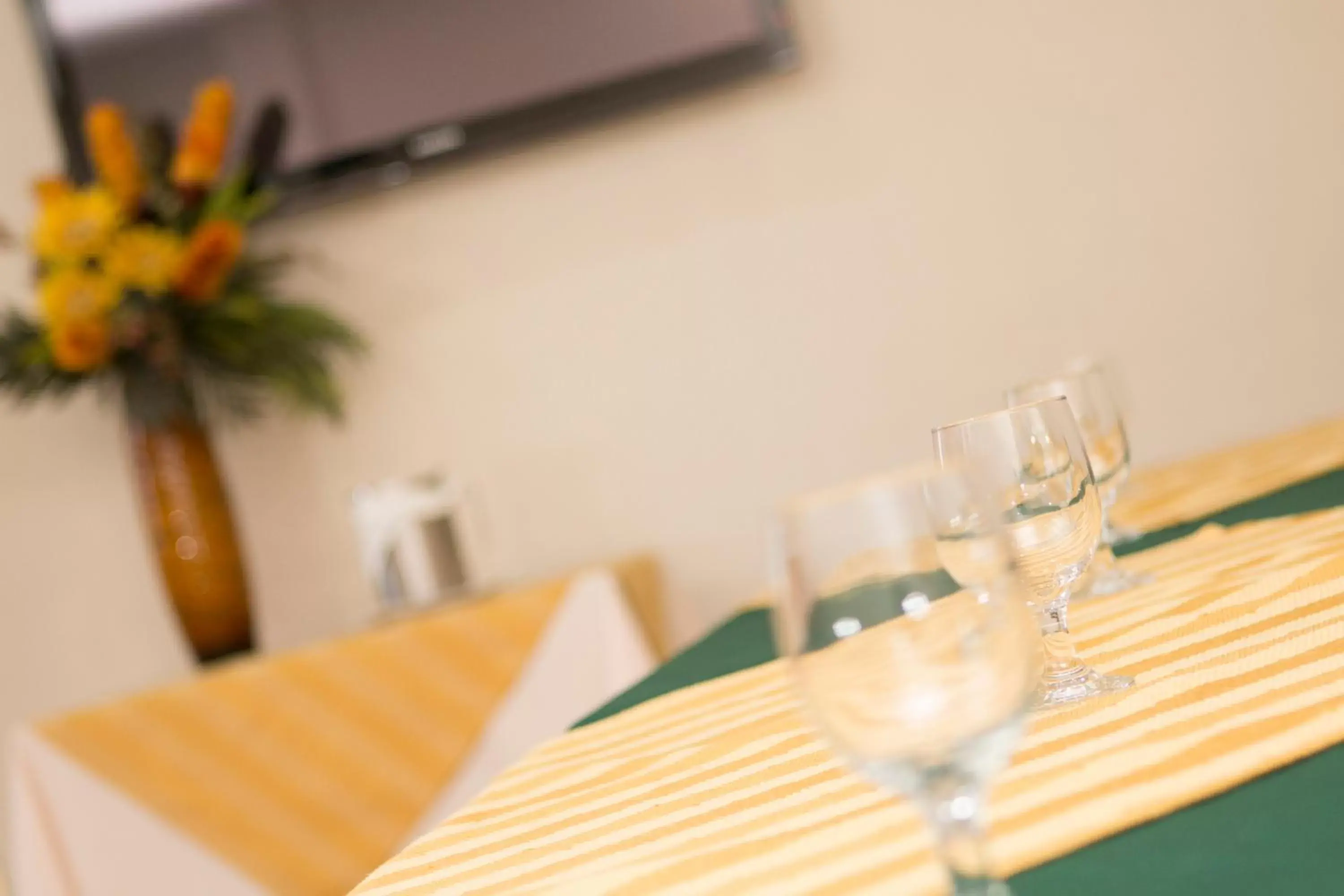 Meeting/conference room, Restaurant/Places to Eat in Rincon del Valle Hotel & Suites