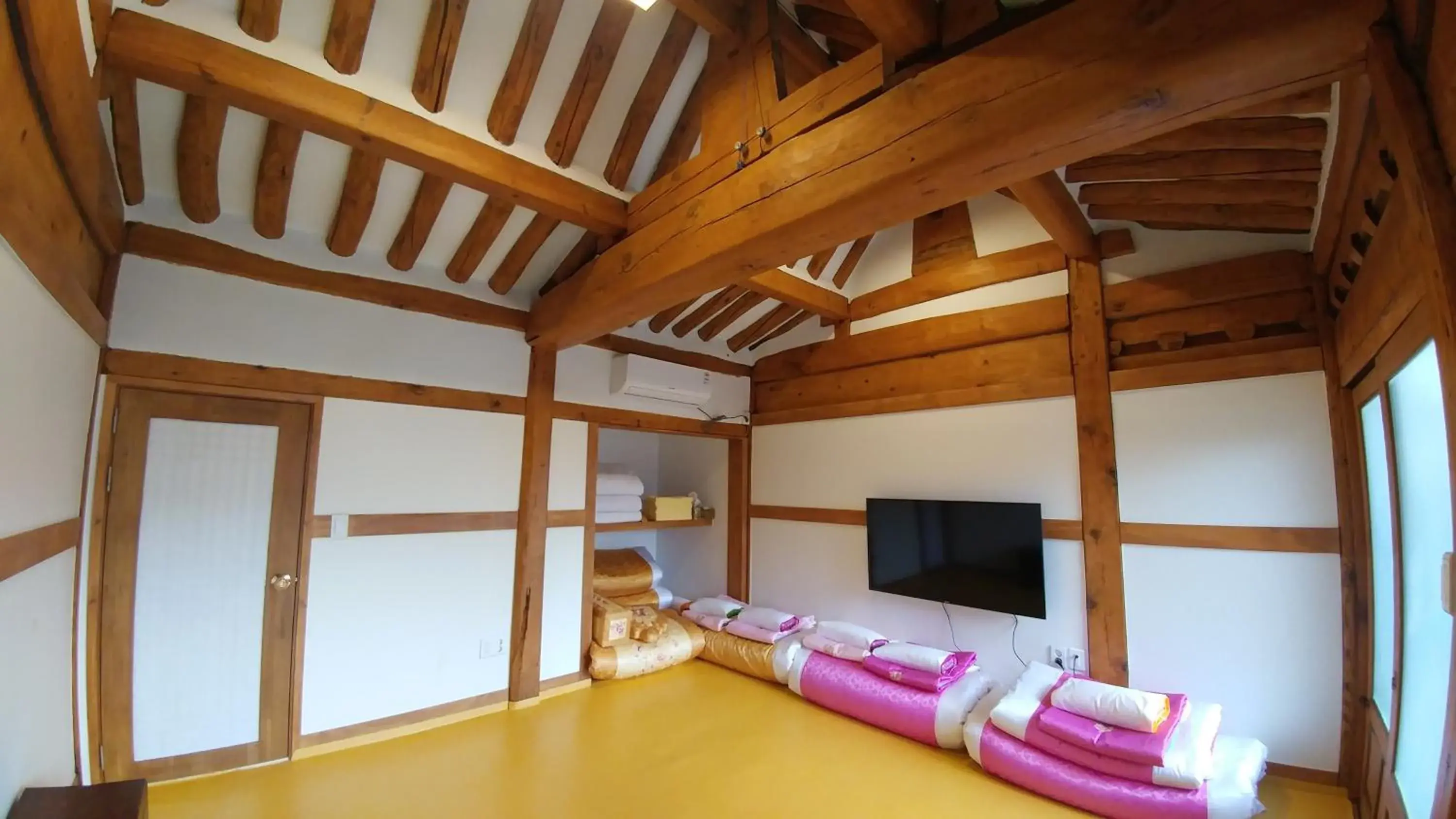 Photo of the whole room, Bunk Bed in Bukchon Sosunjae Hanok Guesthouse