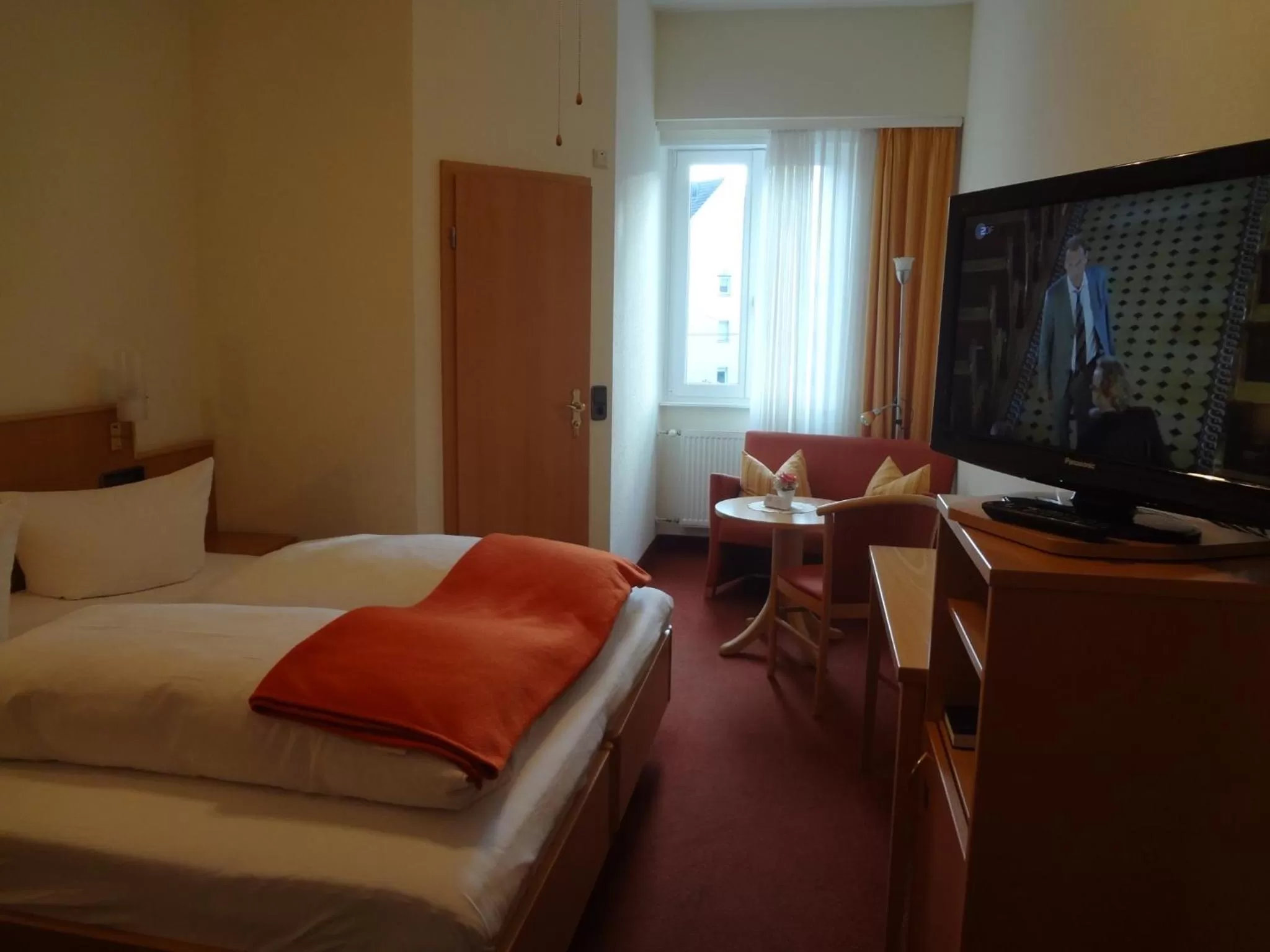 Photo of the whole room, Bed in Hotel Rose Heidelberg inklusive Frühstück, Saunanutzung und Parkplätze nach Verfügbarkeit