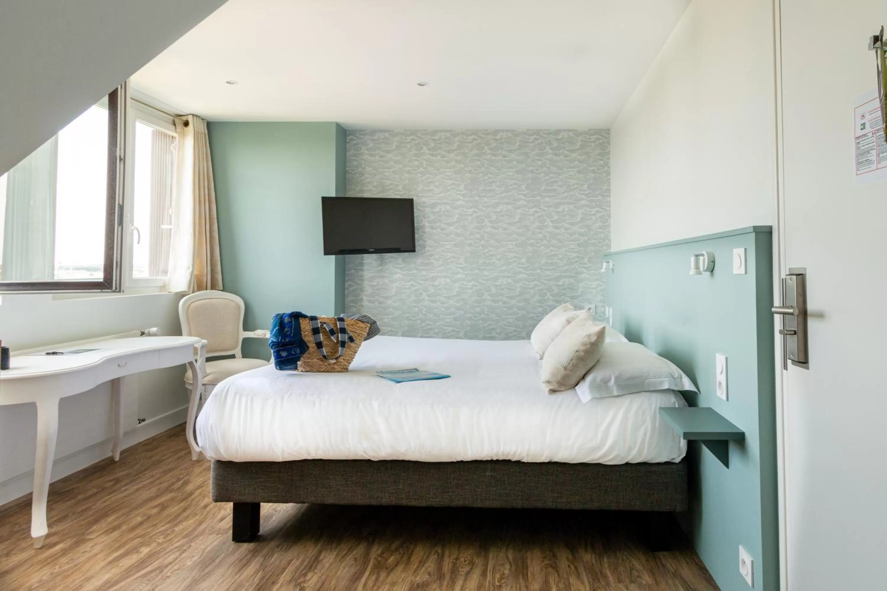 Landmark view, Bed in Hotel Restaurant Spa De La Citadelle Lorient