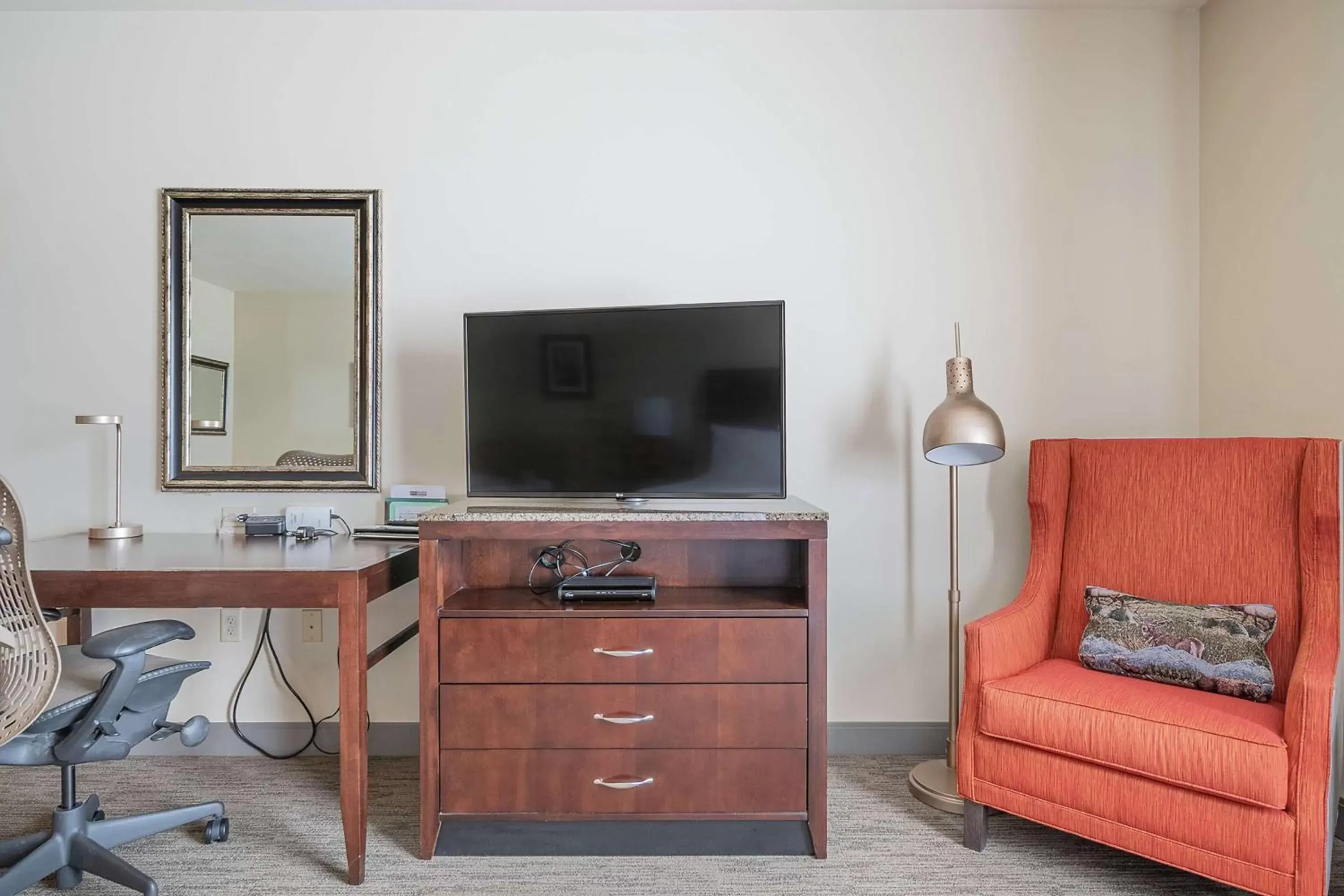 Bedroom, TV/Entertainment Center in Hilton Garden Inn Kalispell