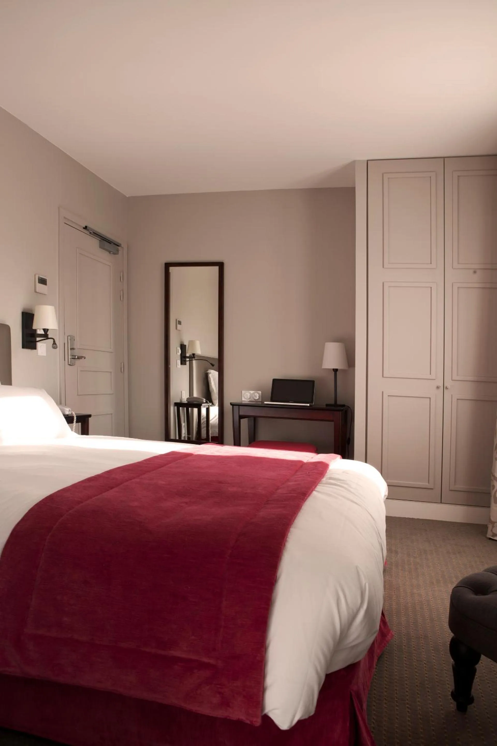 Shower, Bed in Hôtel Le Relais Saint Charles