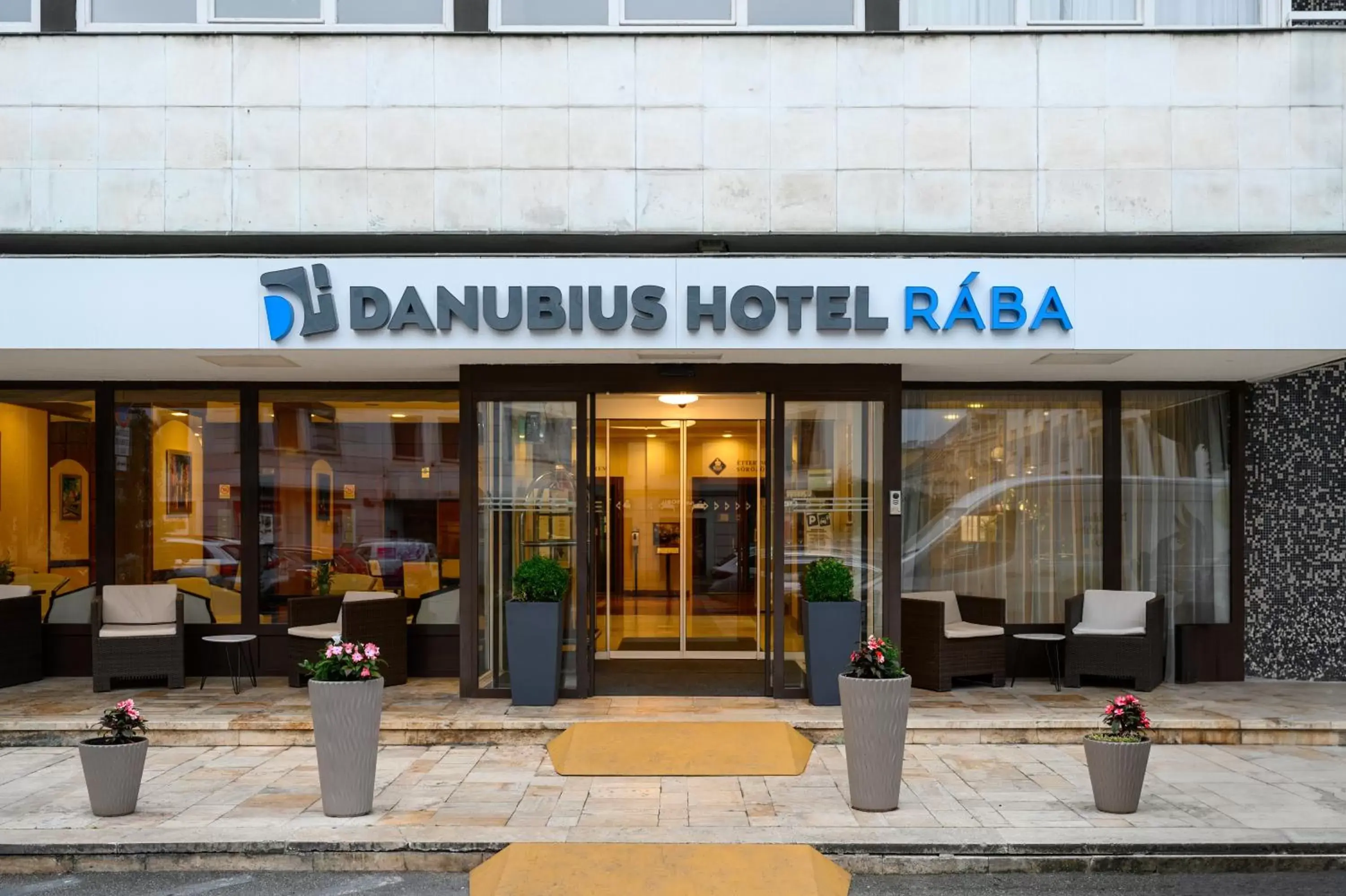 Facade/entrance in Danubius Hotel Raba