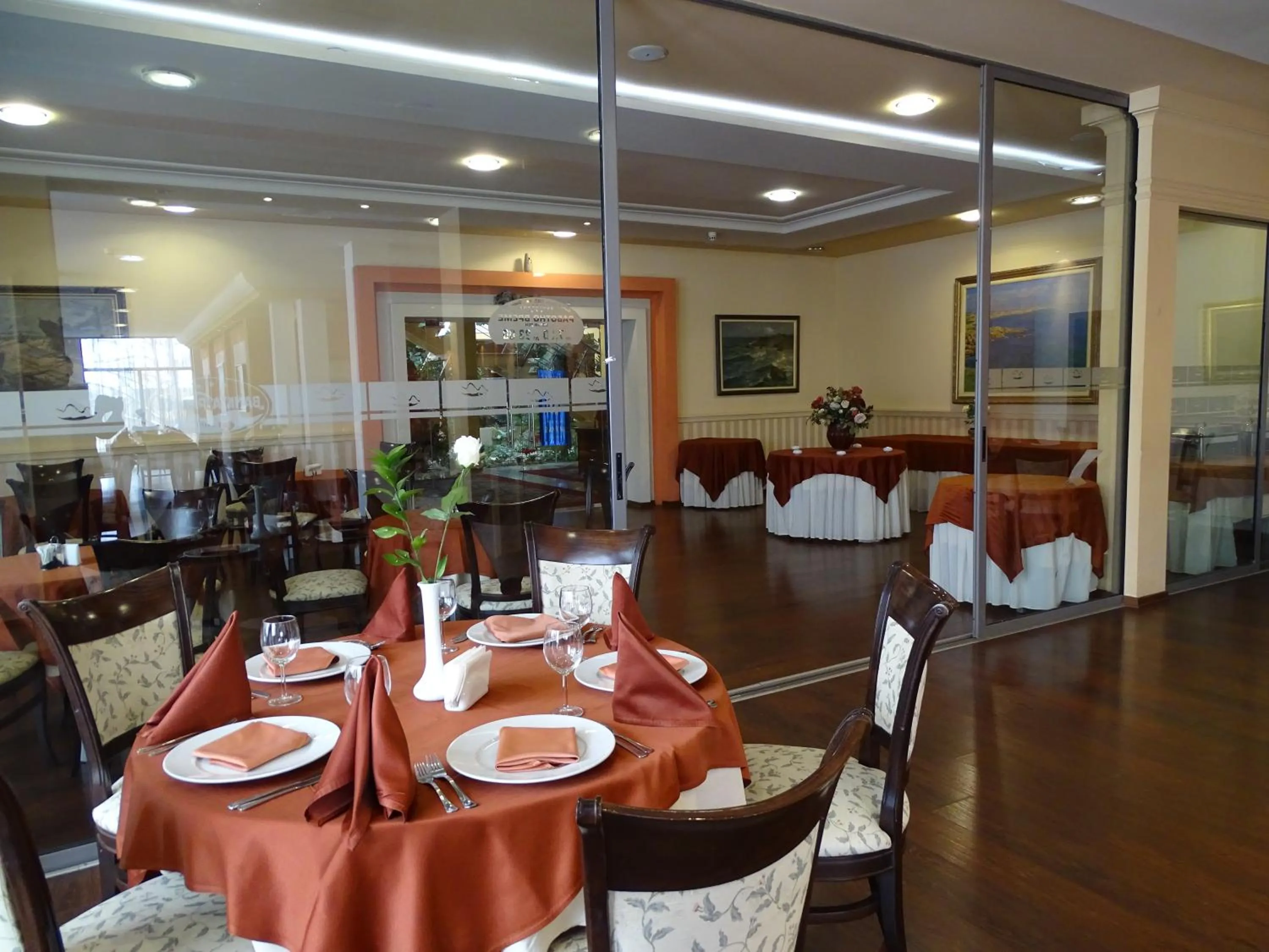 Restaurant/places to eat in Hotel Bankya Palace