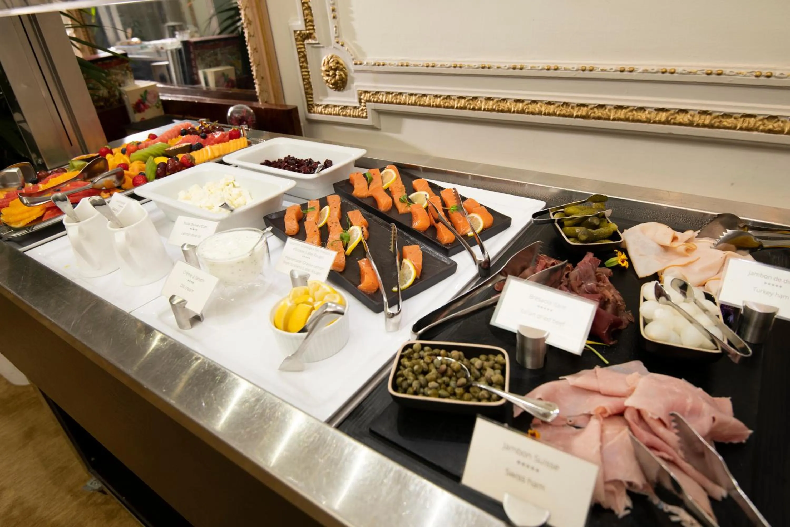 Buffet breakfast in Hôtel Des Trois Couronnes & Spa - The Leading Hotels of the World