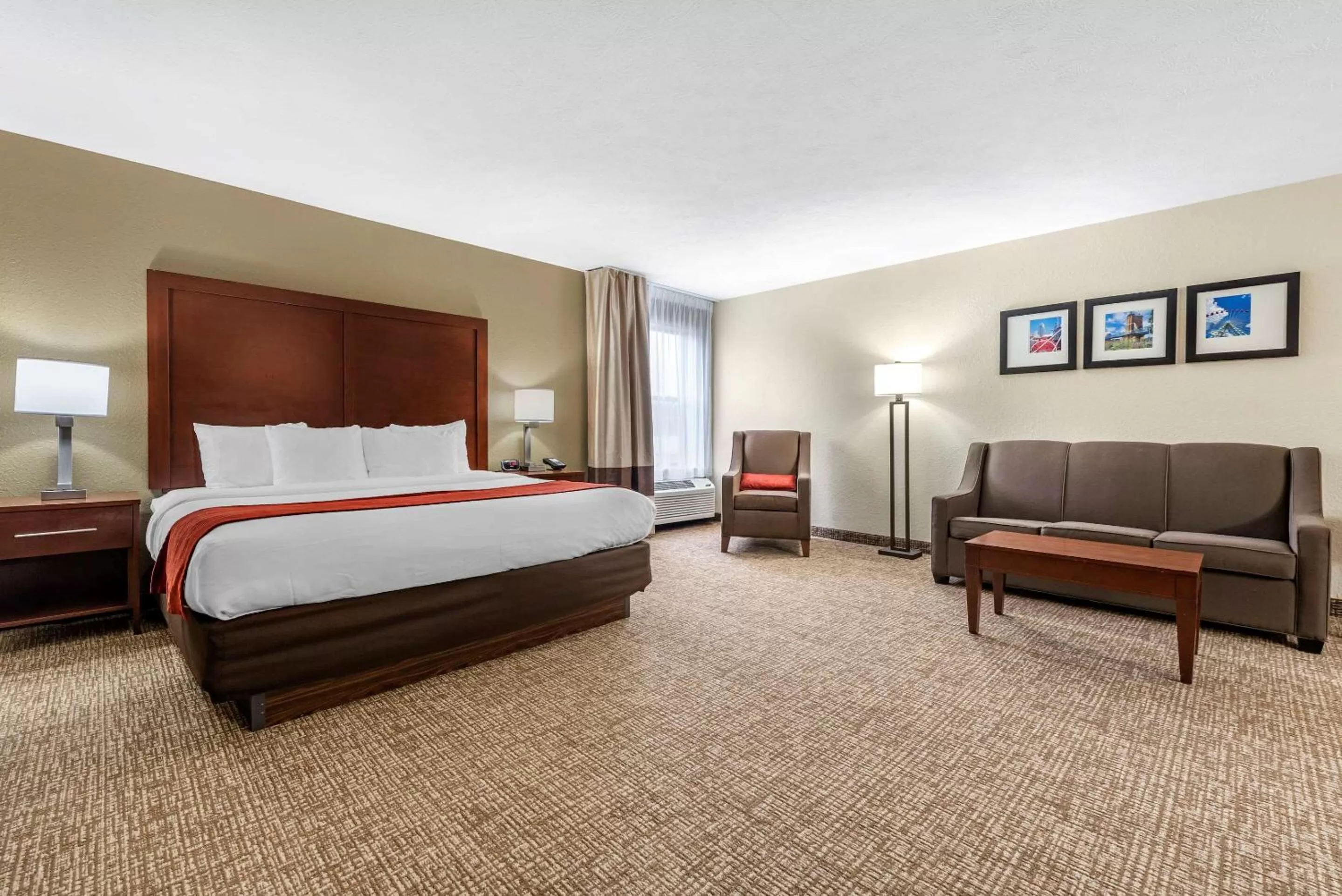 Bedroom, Bed in Comfort Inn & Suites Cincinnati Eastgate