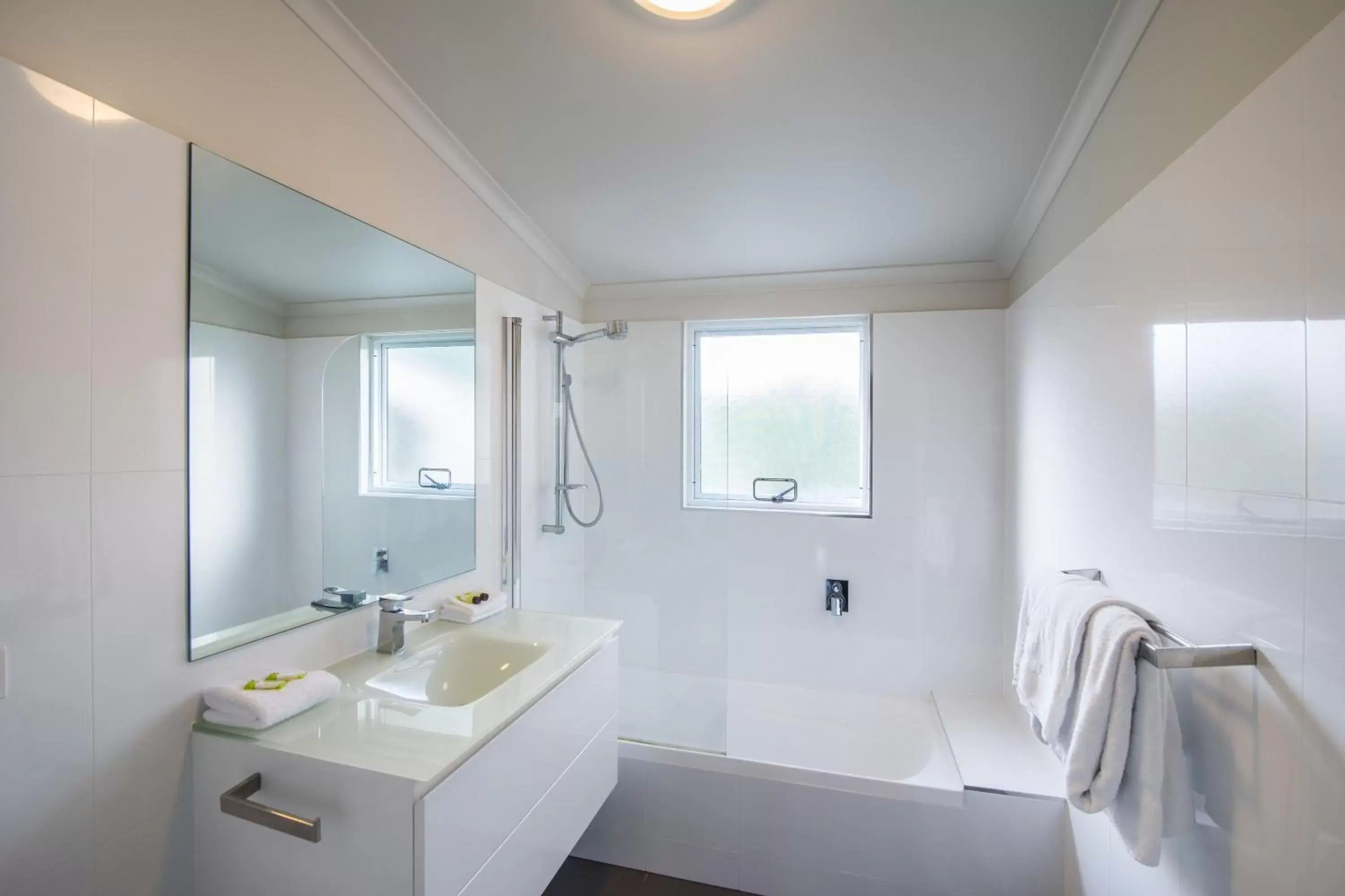 Shower, Bathroom in South Pacific Resort & Spa Noosa