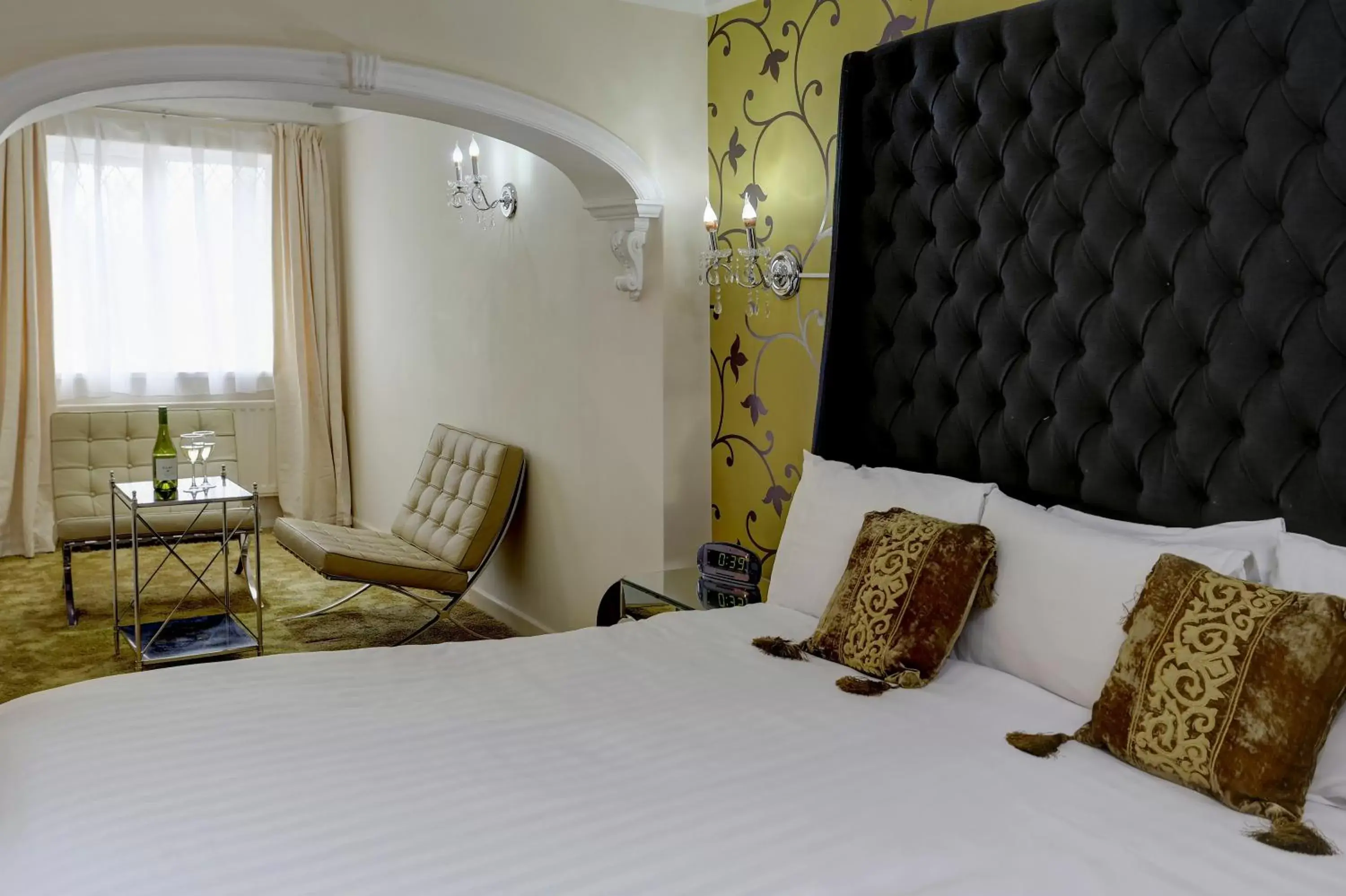 Photo of the whole room, Bed in Barons Court Hotel Walsall