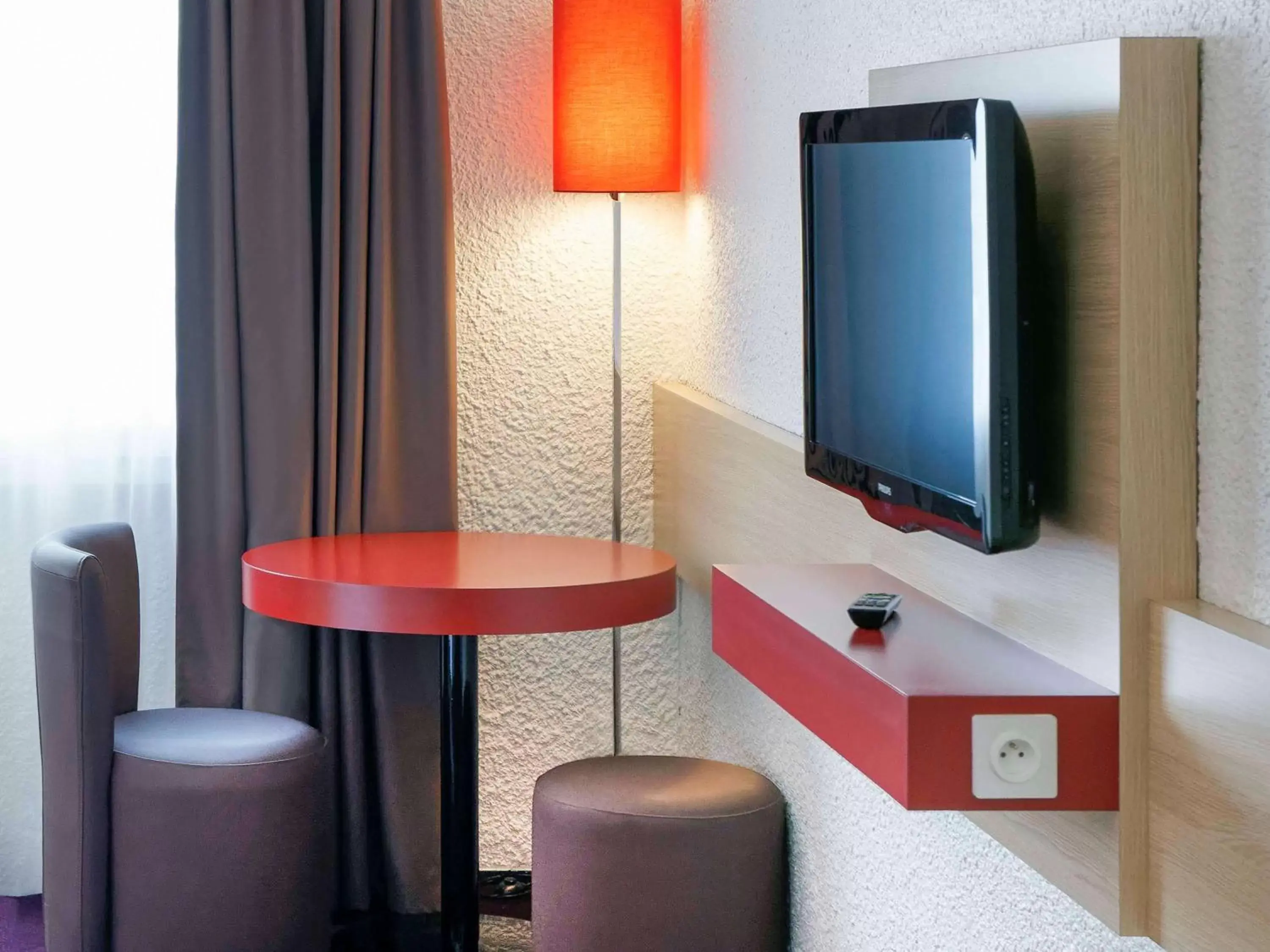 Photo of the whole room, TV/Entertainment Center in ibis Styles Chalon sur Saône