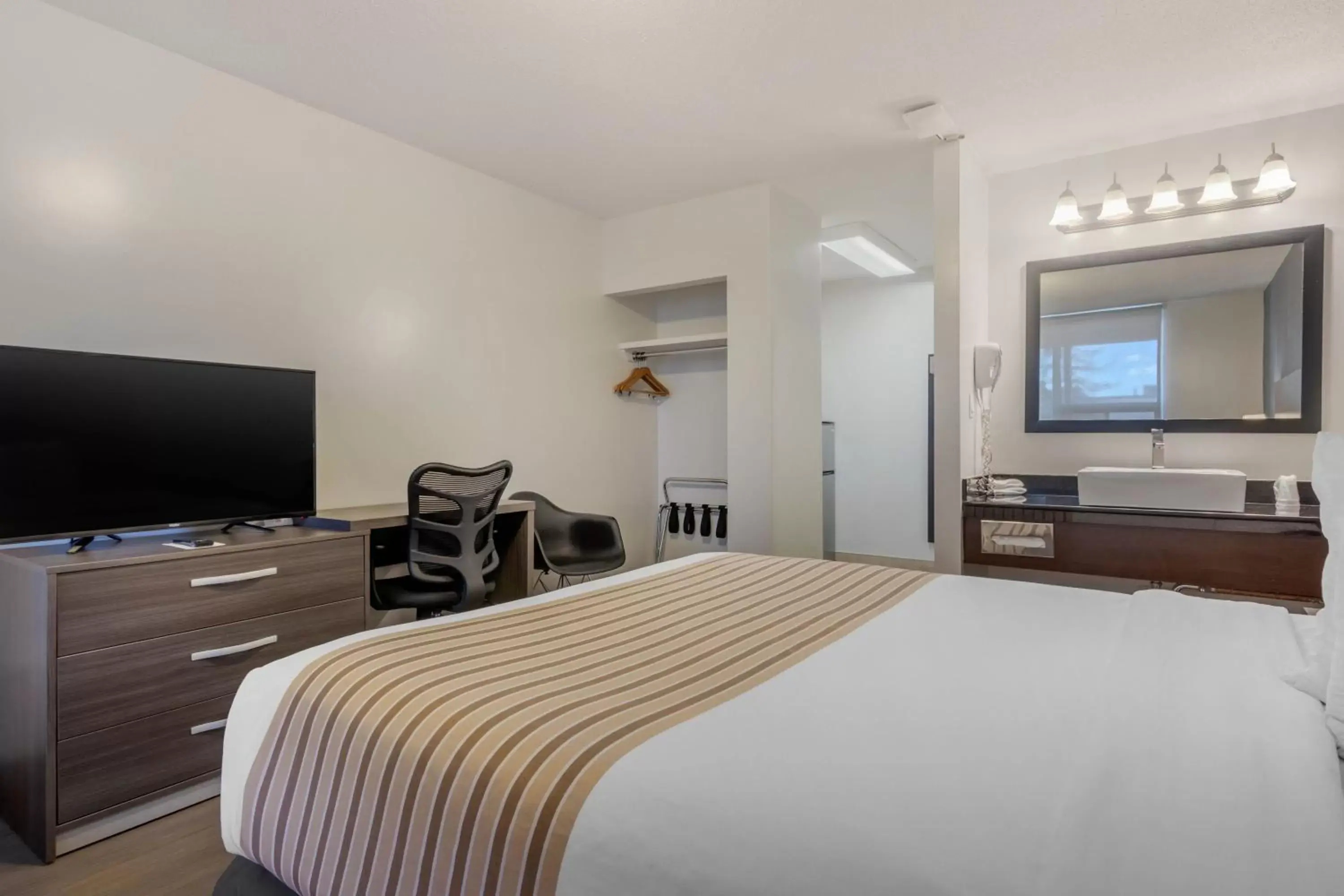 Bed, TV/Entertainment Center in Super 8 by Wyndham Macleod Trail Calgary