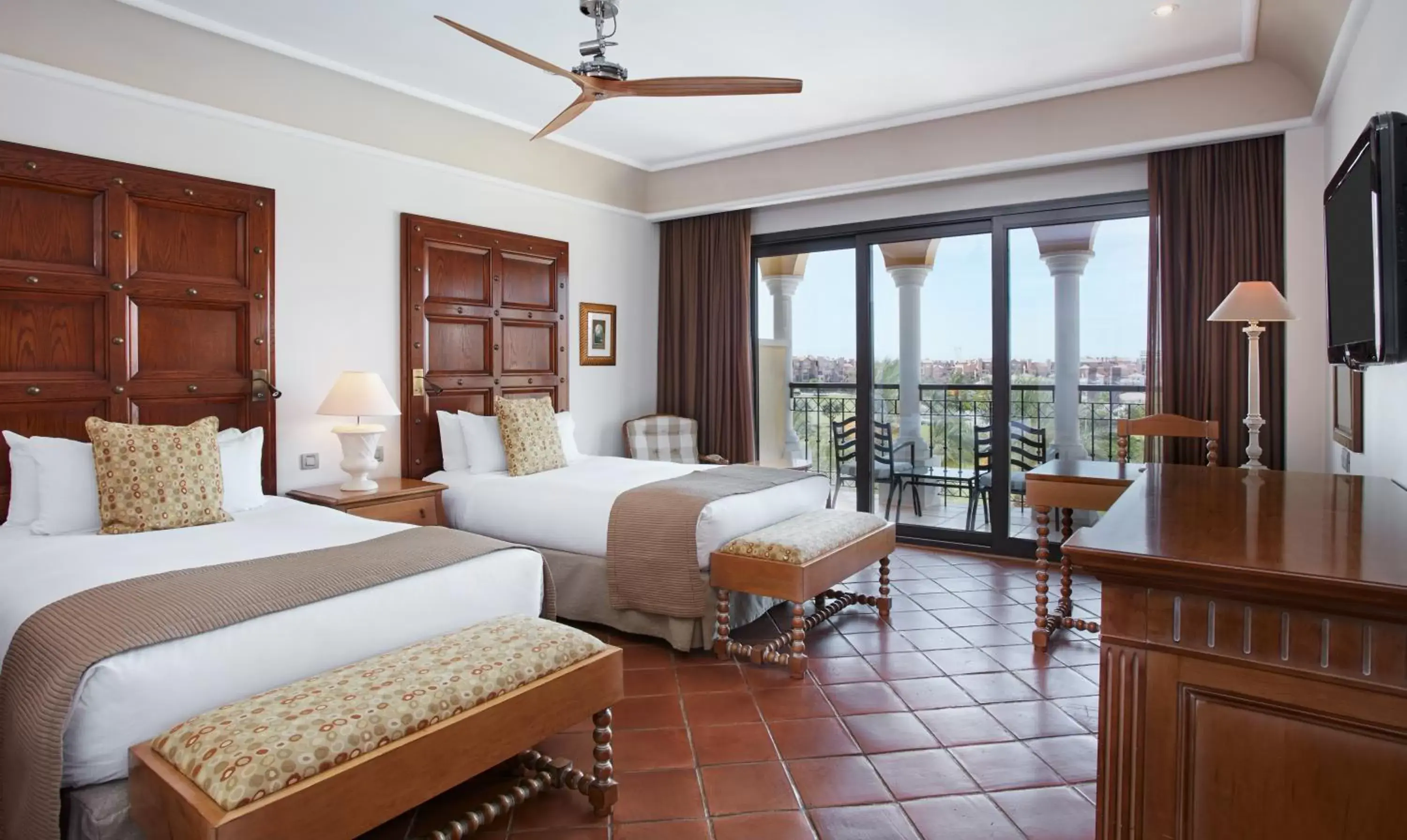 Coffee/tea facilities, Bed in Ona Mar Menor Golf & Spa Coffee/tea facilities, Bed in Ona Mar Menor Golf & Spa