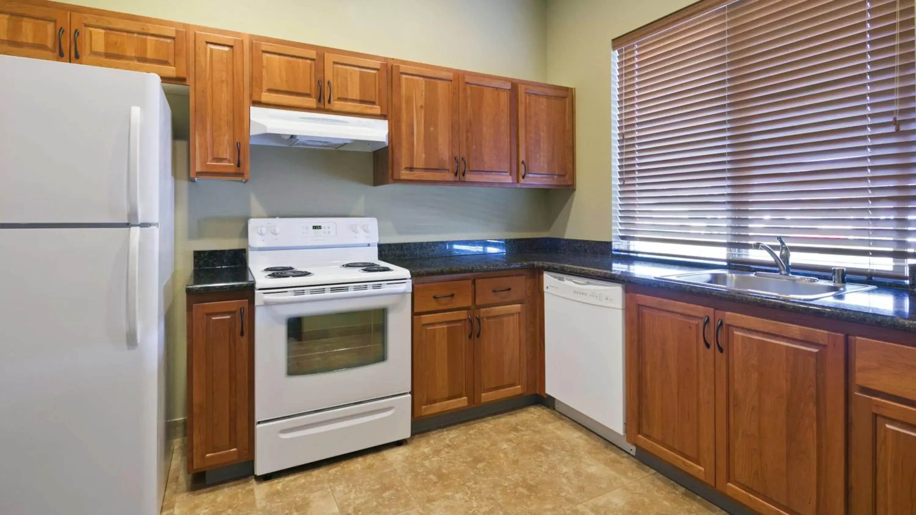 Photo of the whole room, Kitchen/Kitchenette in Best Western Plus Port of Camas-Washougal Convention Center