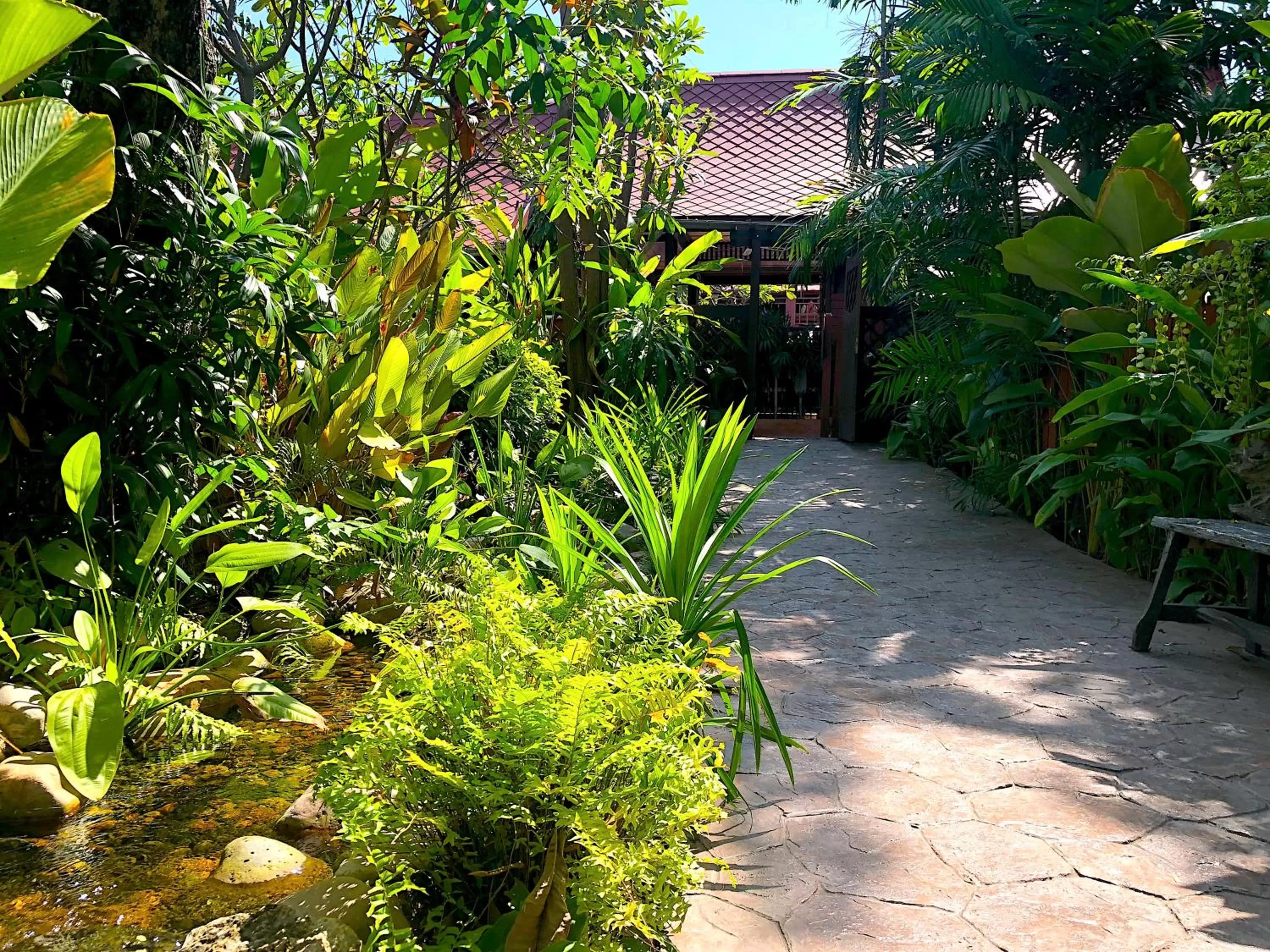 Garden in Ruenkanok Thaihouse Resort