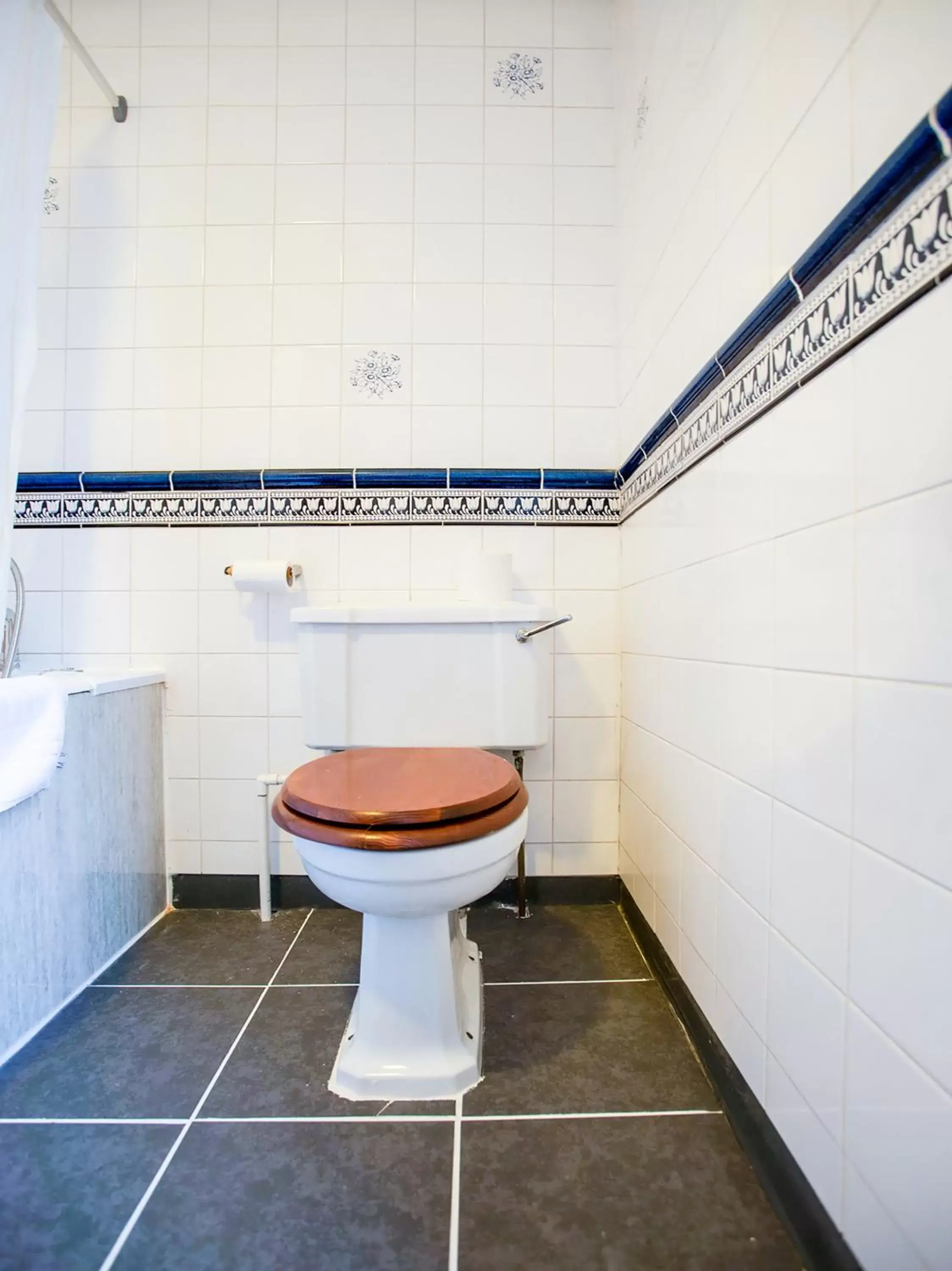 Bathroom in OYO The Rowers Hotel, Dunston Gateshead
