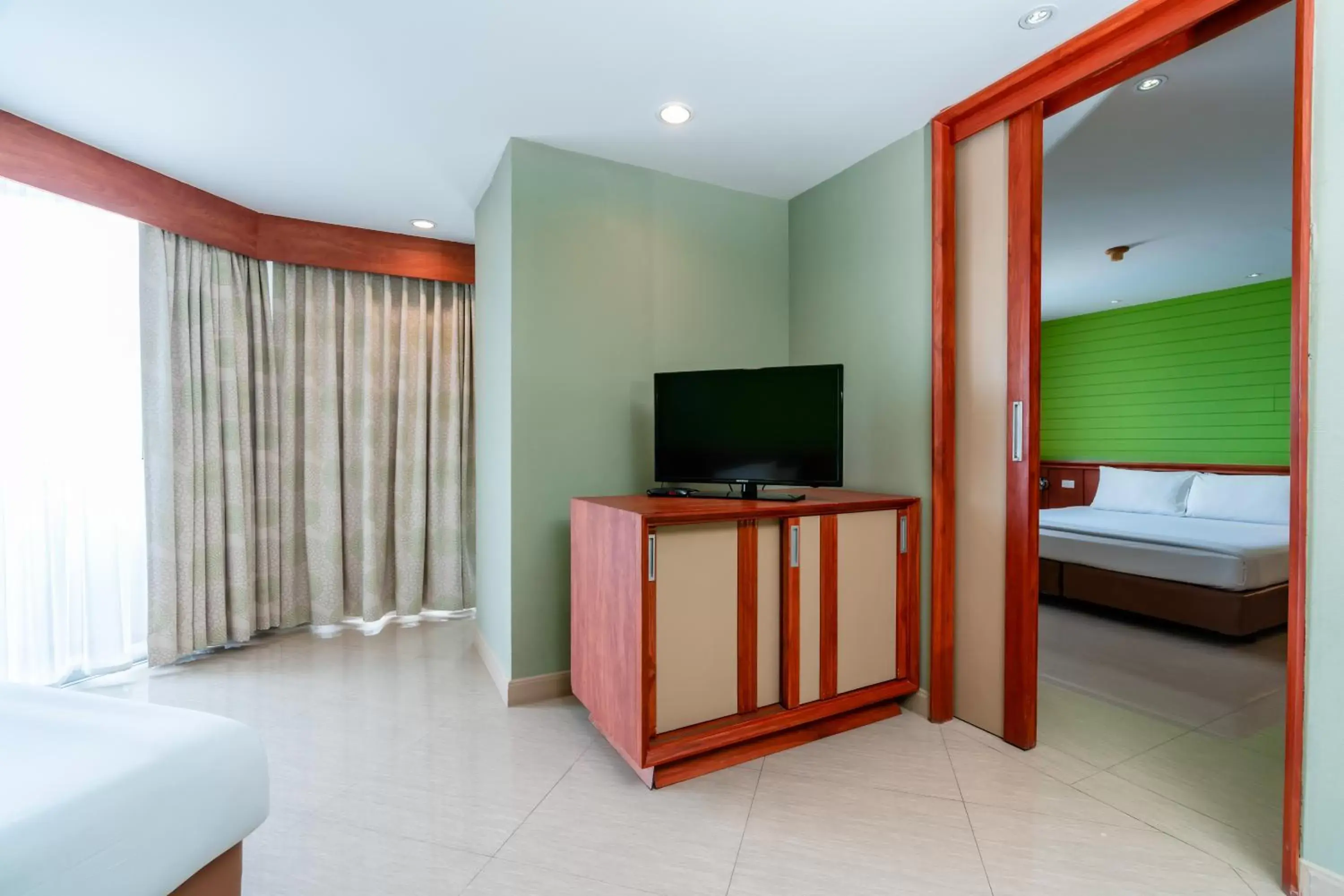 Guests, TV/Entertainment Center in Long Beach Cha-Am Hotel