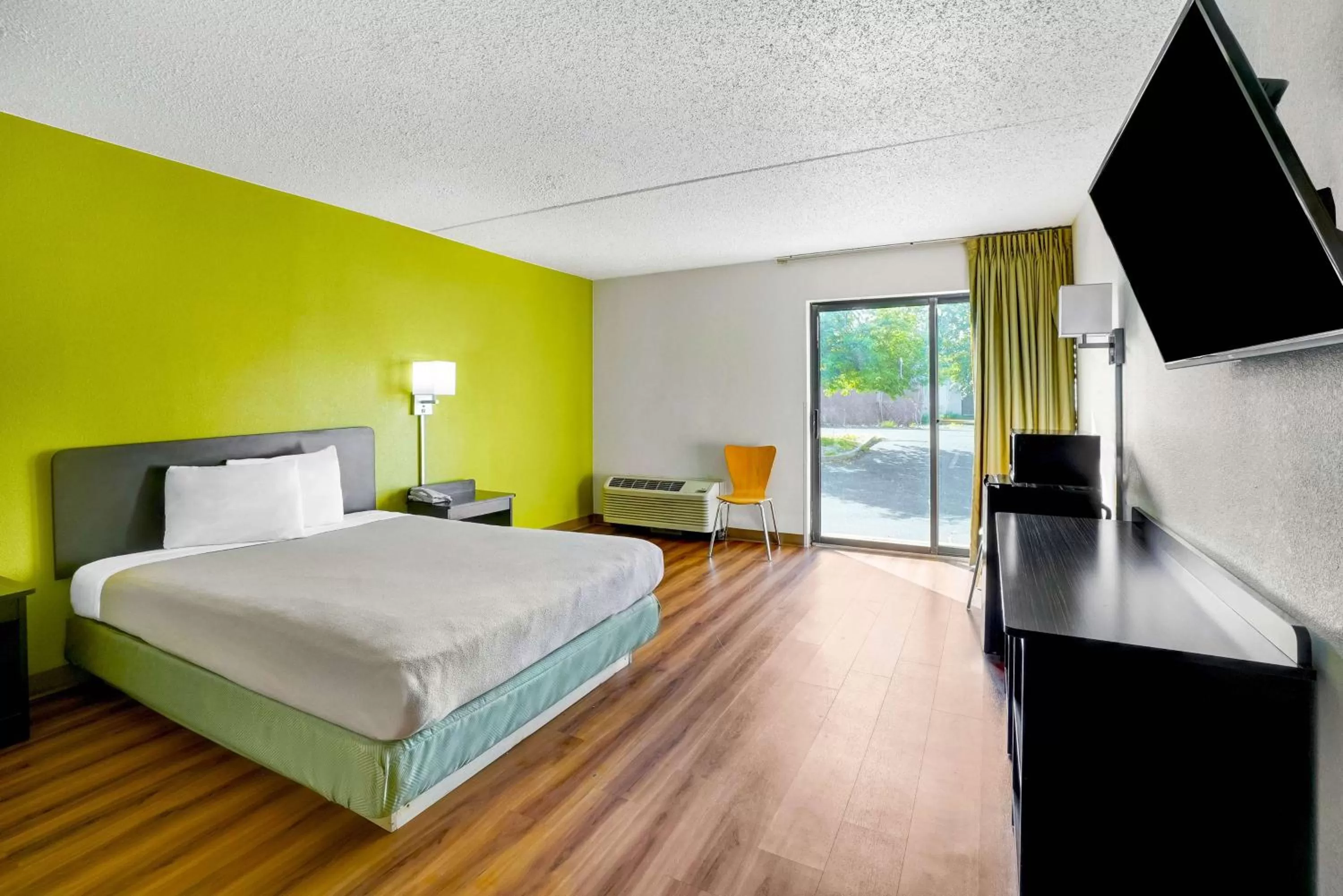 Photo of the whole room, Bed in Motel 6-Lawrenceville, NJ