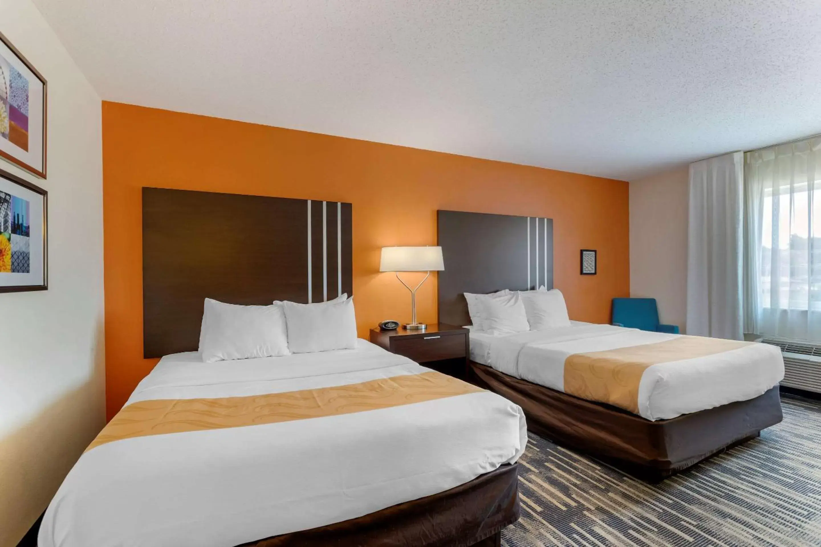 Photo of the whole room, Bed in Quality Inn & Suites Keokuk North