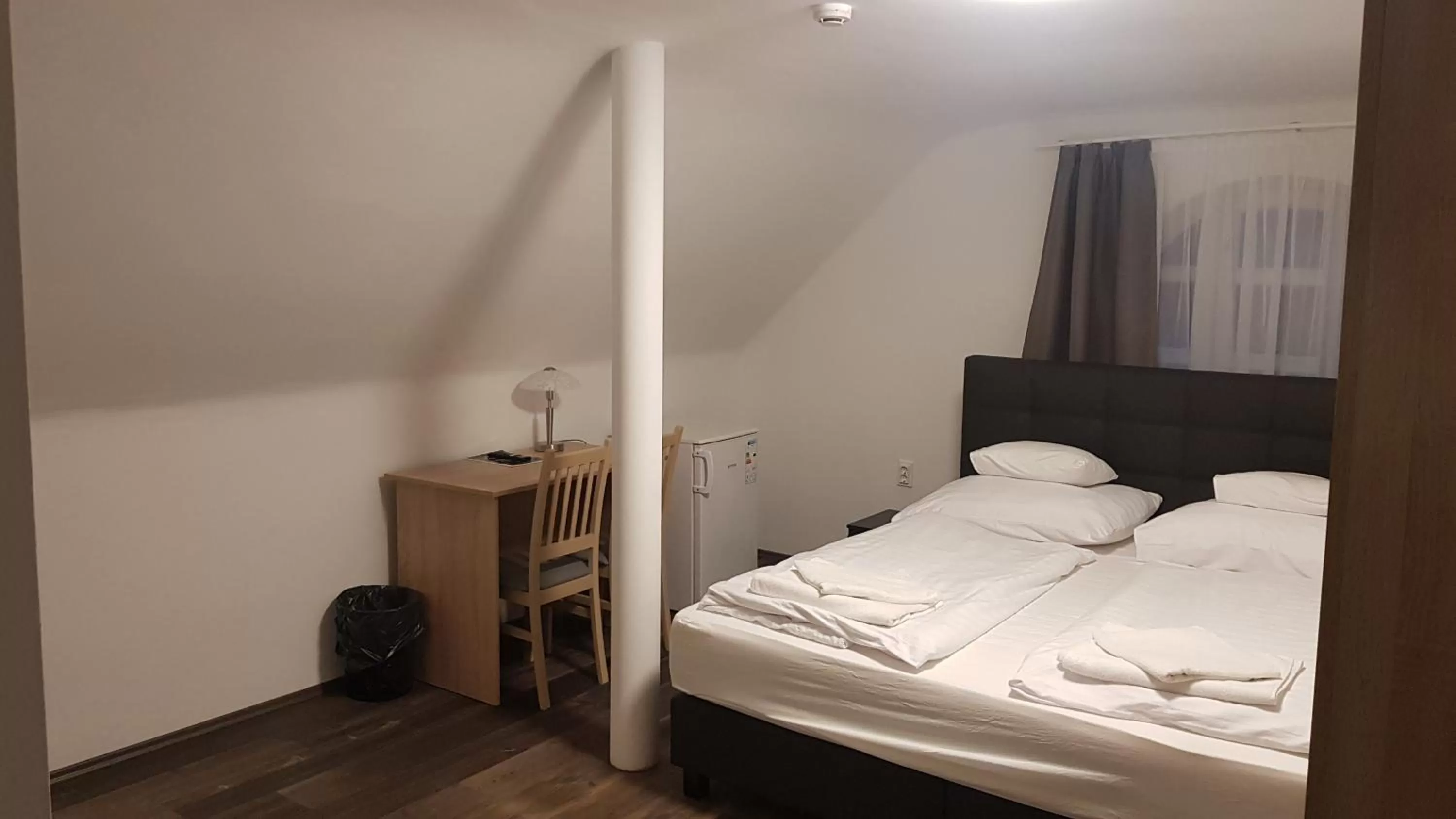 Bed in HBH Bajor Sörház, Étterem és Panzió